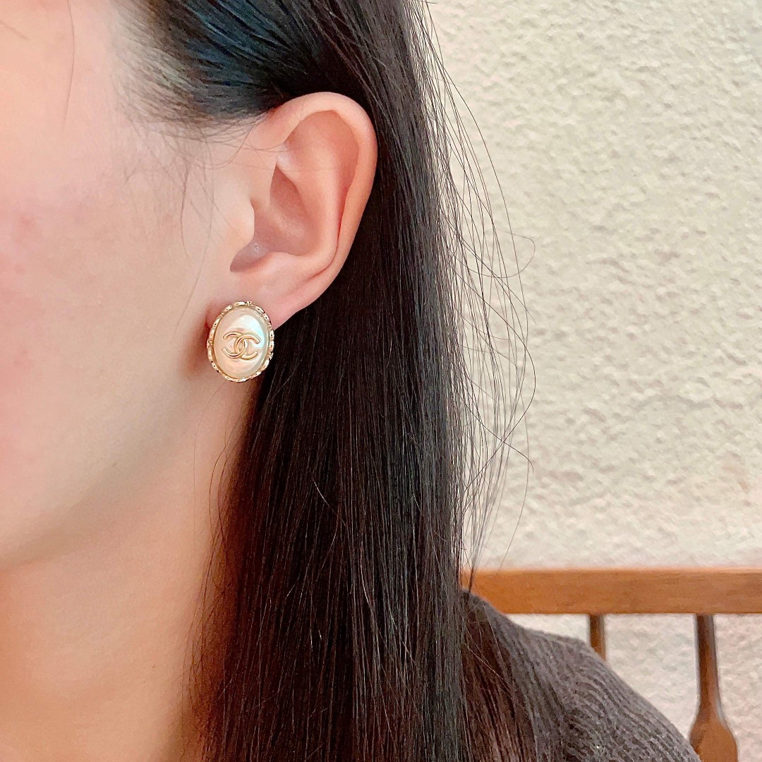  Chanel香奈儿 中古 双C耳钉👀原版复刻logo 小香家的款式真心无需多介绍😘🎶每一款都超好看，精