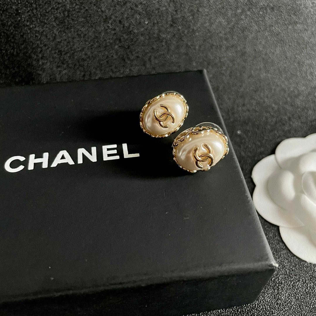  Chanel香奈儿 中古 双C耳钉👀原版复刻logo 小香家的款式真心无需多介绍😘🎶每一款都超好看，精