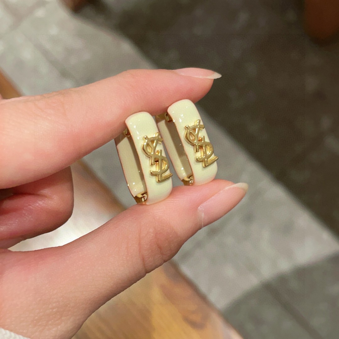  新款 ysl圣罗兰耳钉 美丽永远敌不过经典 黄金时期的香奈就是最经典．也是最有味道的 女人独立优雅魅力