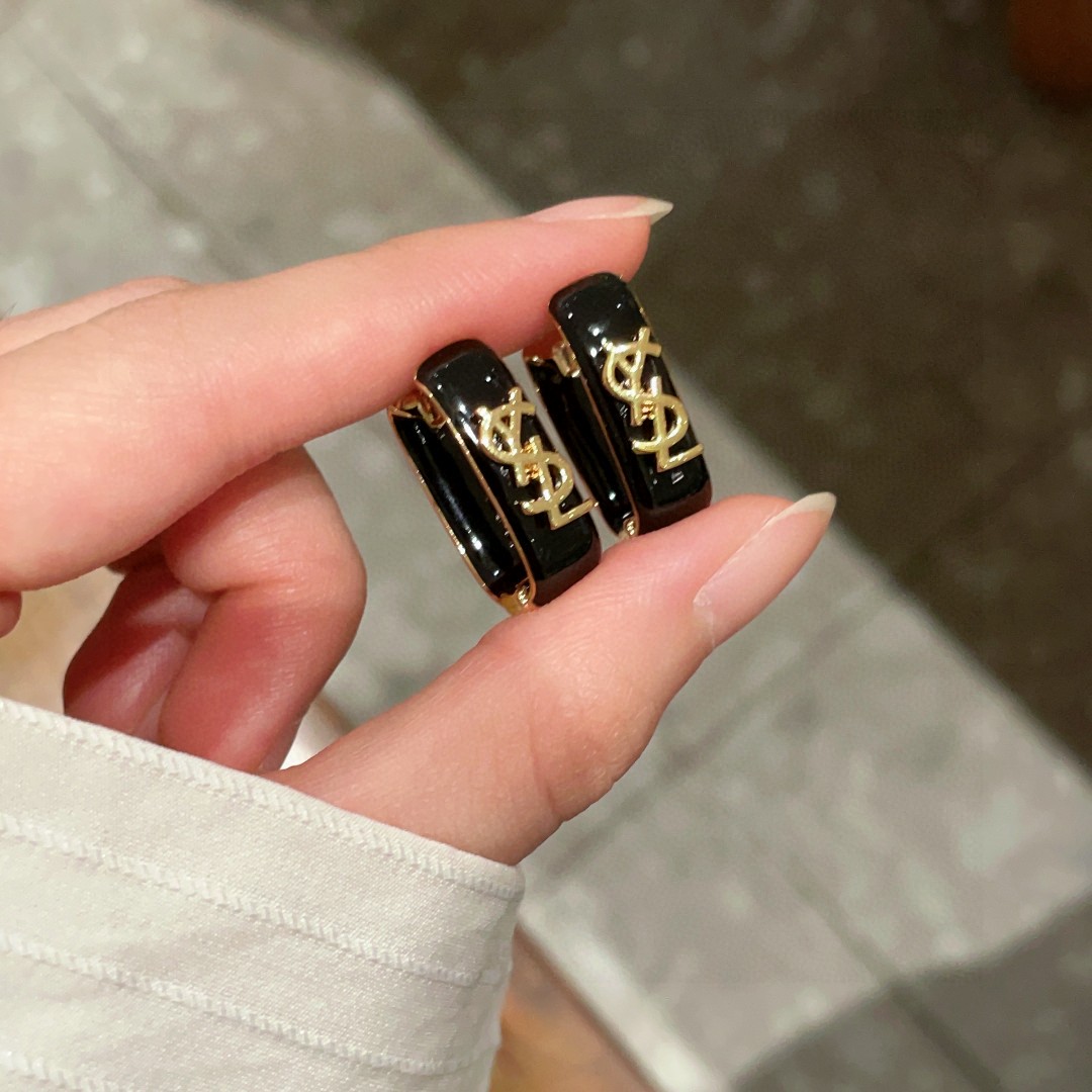  新款 ysl圣罗兰耳钉 美丽永远敌不过经典 黄金时期的香奈就是最经典．也是最有味道的 女人独立优雅魅力