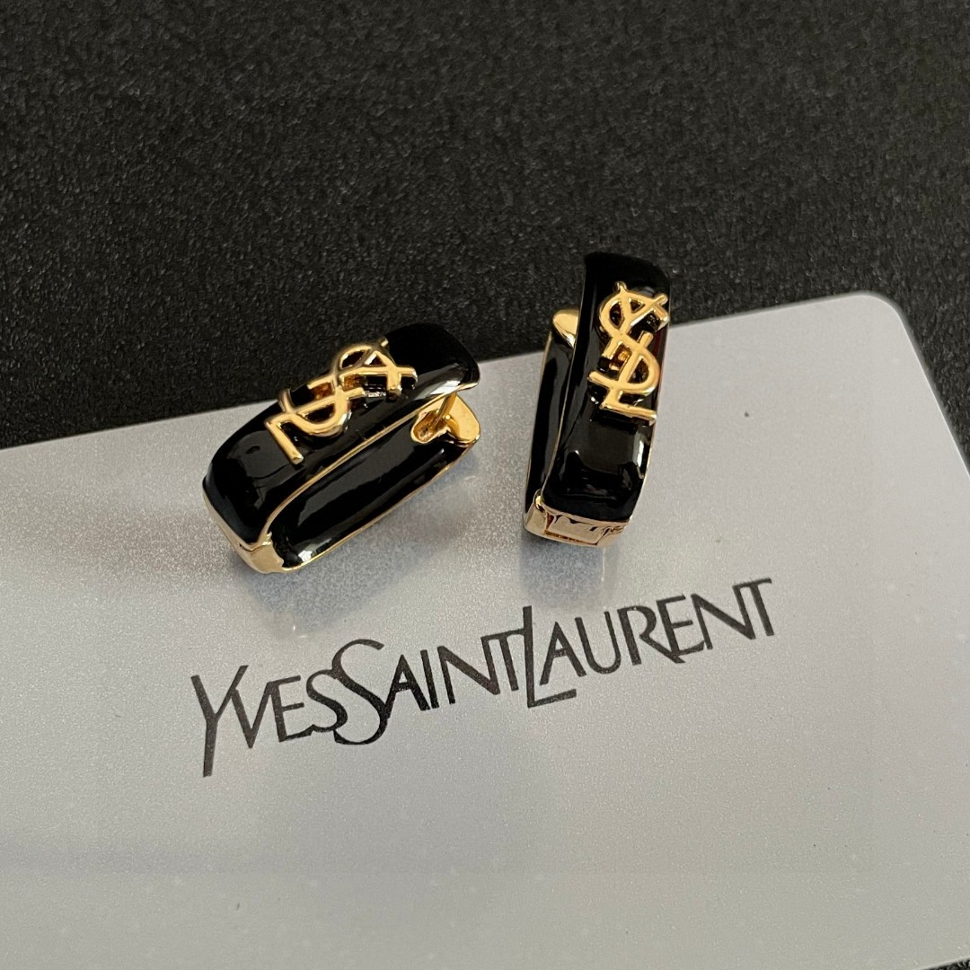  新款 ysl圣罗兰耳钉 美丽永远敌不过经典 黄金时期的香奈就是最经典．也是最有味道的 女人独立优雅魅力
