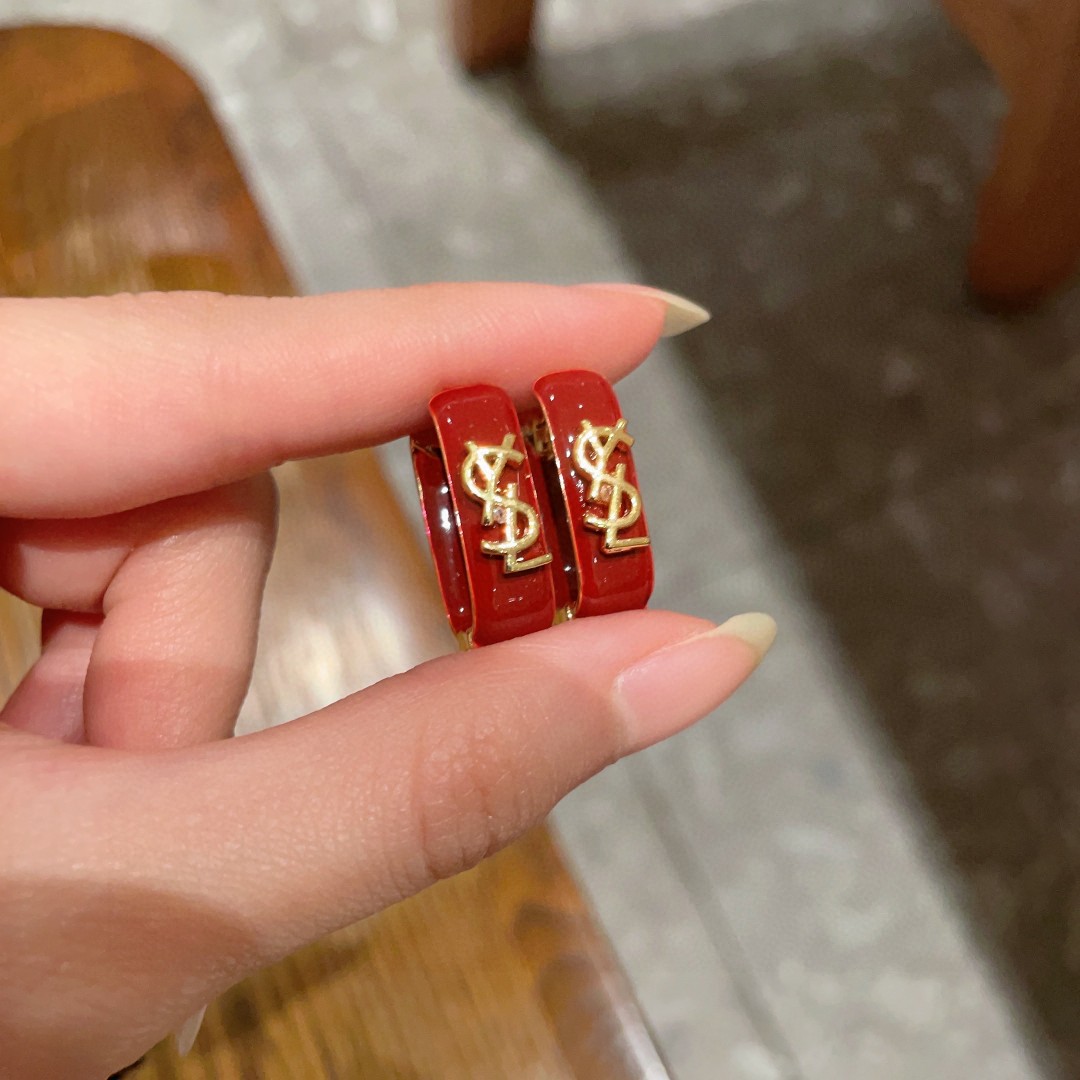  新款 ysl圣罗兰耳钉 美丽永远敌不过经典 黄金时期的香奈就是最经典．也是最有味道的 女人独立优雅魅力