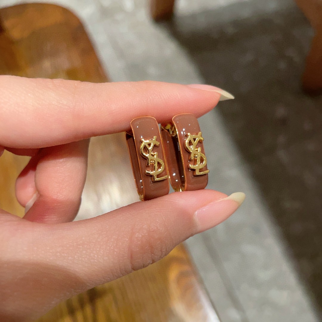  新款 ysl圣罗兰耳钉 美丽永远敌不过经典 黄金时期的香奈就是最经典．也是最有味道的 女人独立优雅魅力