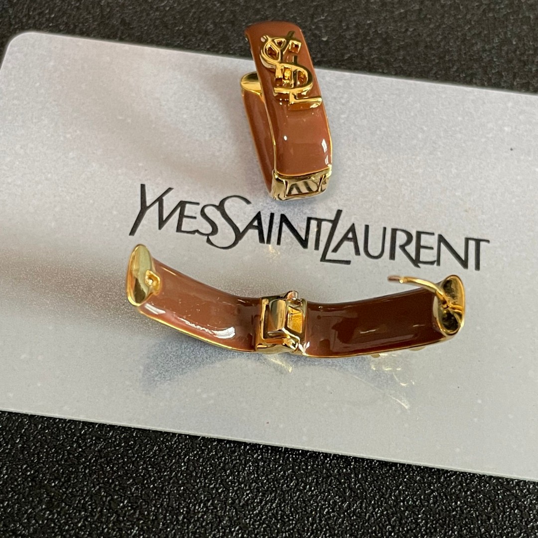  新款 ysl圣罗兰耳钉 美丽永远敌不过经典 黄金时期的香奈就是最经典．也是最有味道的 女人独立优雅魅力