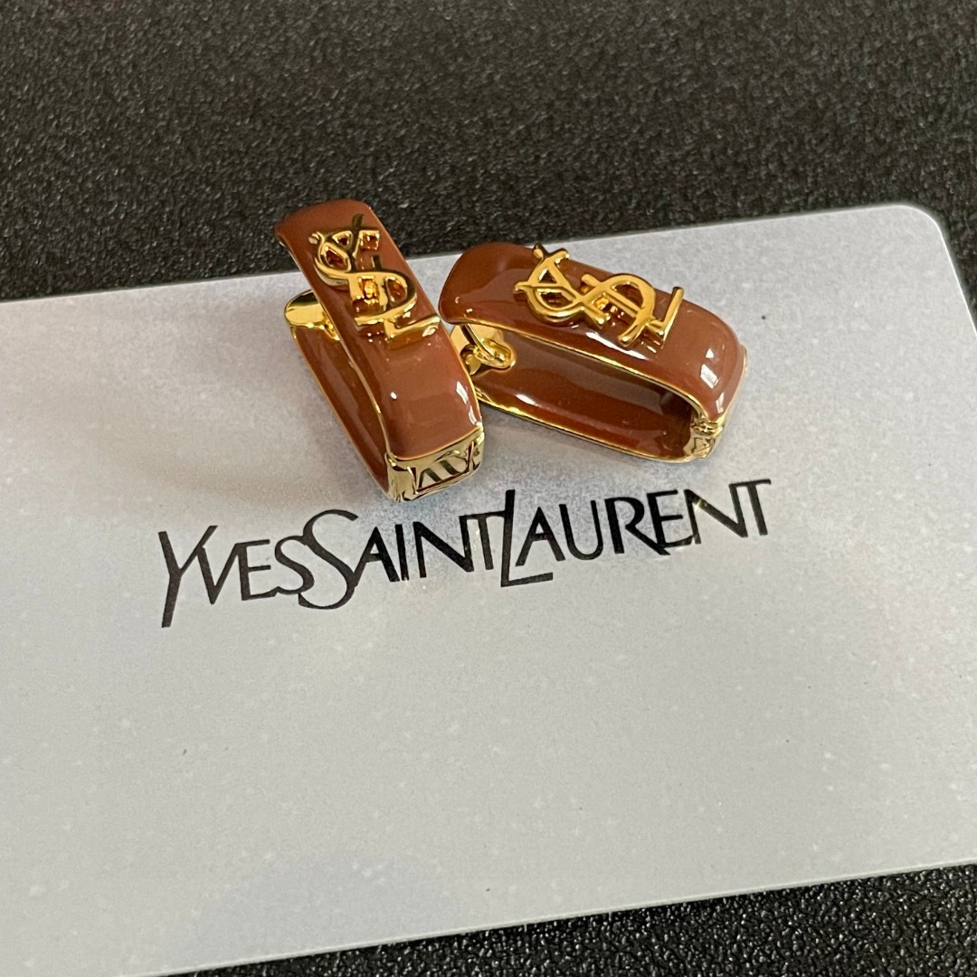  新款 ysl圣罗兰耳钉 美丽永远敌不过经典 黄金时期的香奈就是最经典．也是最有味道的 女人独立优雅魅力
