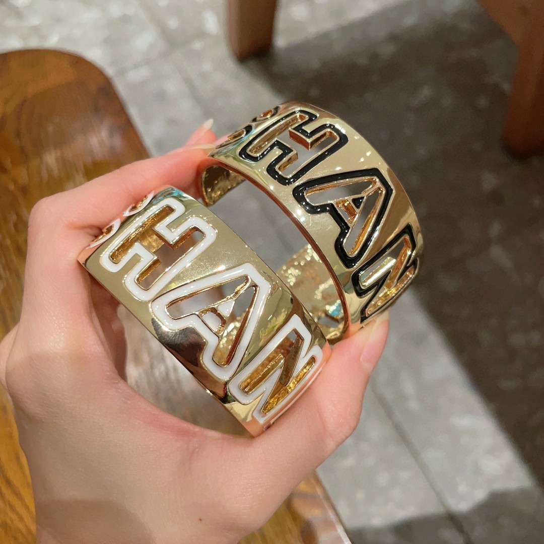  新款新款💥香奈儿镂空字母手镯🍀🍀🍀超重工bling bling，颜色搭配得非常好高级感 💙女神气质高端