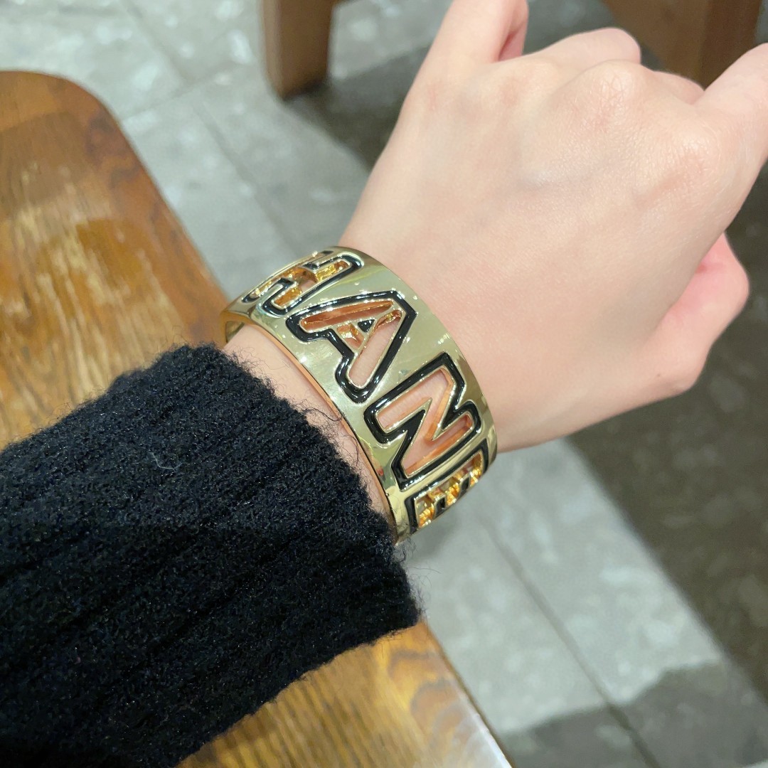  新款新款💥香奈儿镂空字母手镯🍀🍀🍀超重工bling bling，颜色搭配得非常好高级感 💙女神气质高端