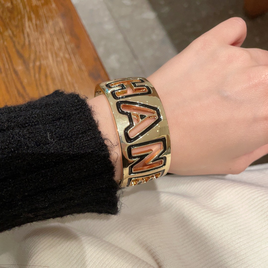  新款新款💥香奈儿镂空字母手镯🍀🍀🍀超重工bling bling，颜色搭配得非常好高级感 💙女神气质高端