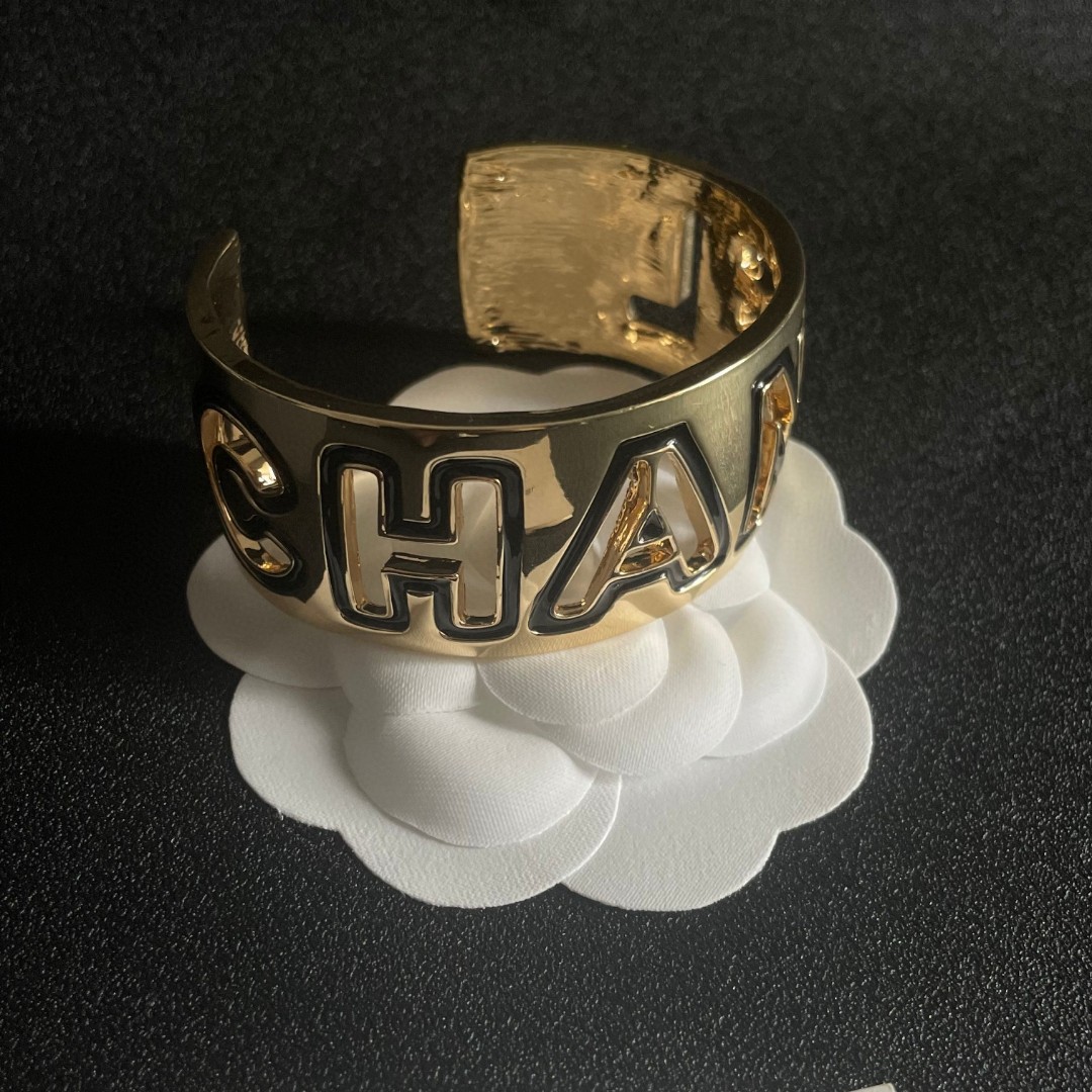  新款新款💥香奈儿镂空字母手镯🍀🍀🍀超重工bling bling，颜色搭配得非常好高级感 💙女神气质高端