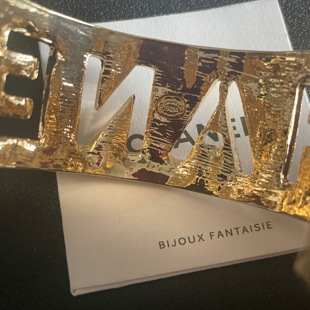  新款新款💥香奈儿镂空字母手镯🍀🍀🍀超重工bling bling，颜色搭配得非常好高级感 💙女神气质高端