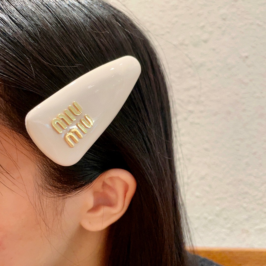  miumiu 发夹 夏日女孩专属  高级 质感 字母与钻石完美结合在一起，钻石的璀璨光芒和珍珠的细腻光
