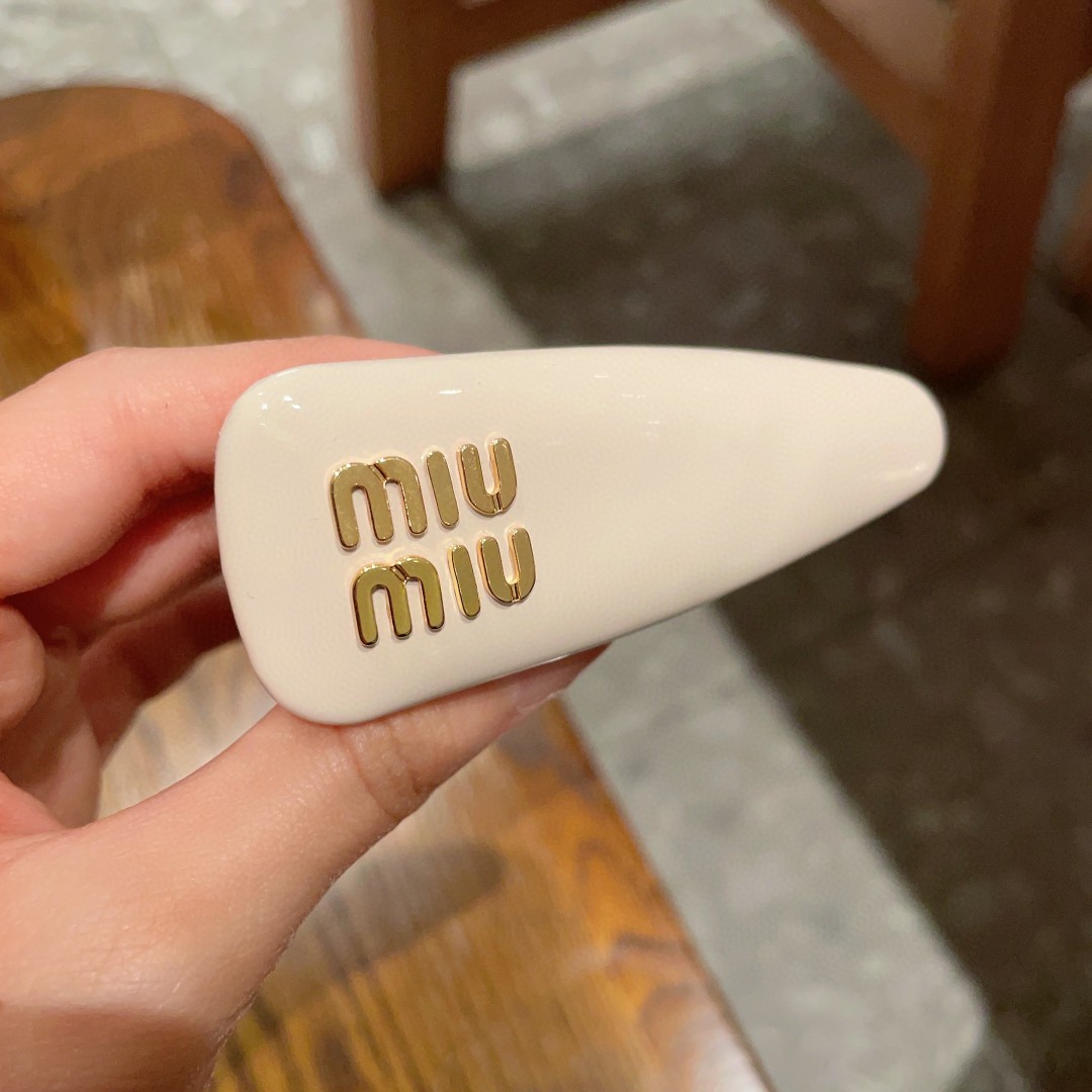  miumiu 发夹 夏日女孩专属  高级 质感 字母与钻石完美结合在一起，钻石的璀璨光芒和珍珠的细腻光
