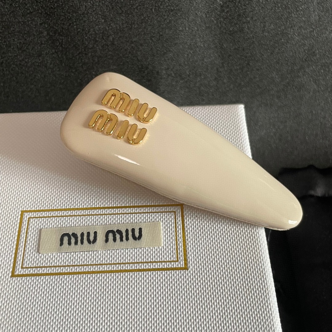  miumiu 发夹 夏日女孩专属  高级 质感 字母与钻石完美结合在一起，钻石的璀璨光芒和珍珠的细腻光