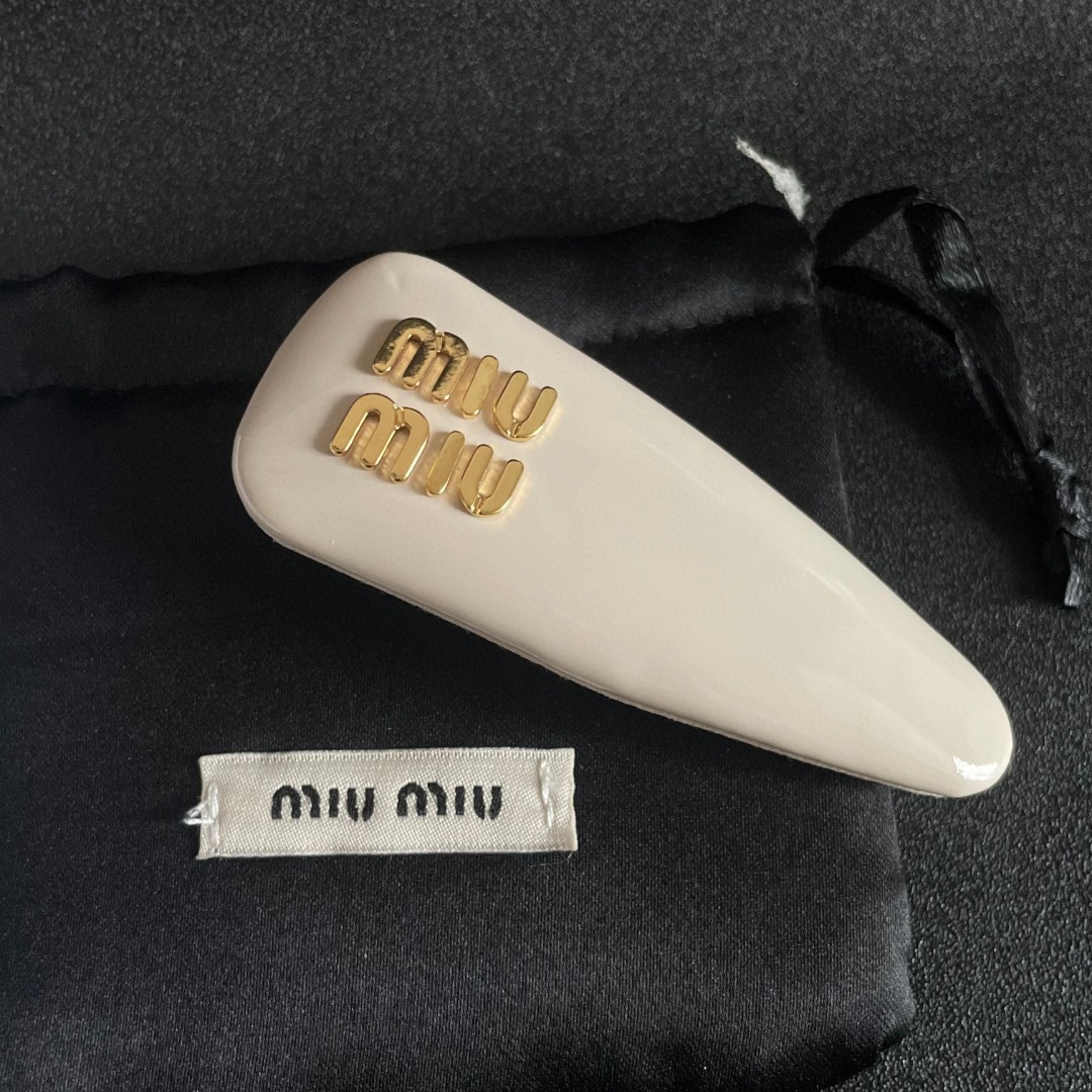  miumiu 发夹 夏日女孩专属  高级 质感 字母与钻石完美结合在一起，钻石的璀璨光芒和珍珠的细腻光