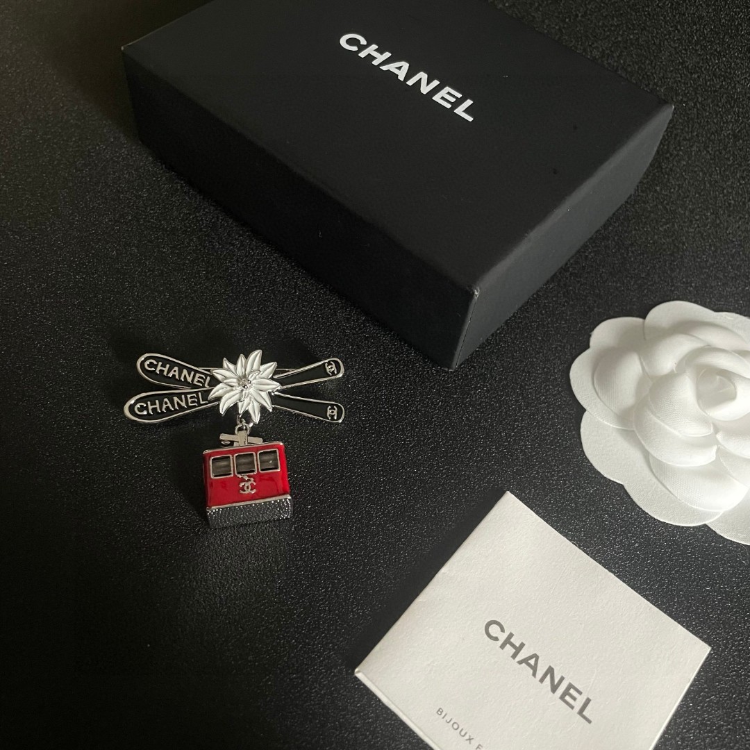  CHANEL🇫🇷小香 专柜新款同步上新香奈儿胸针，是最懂女人的饰物。那些倾注了全部心血去做自己的女人，