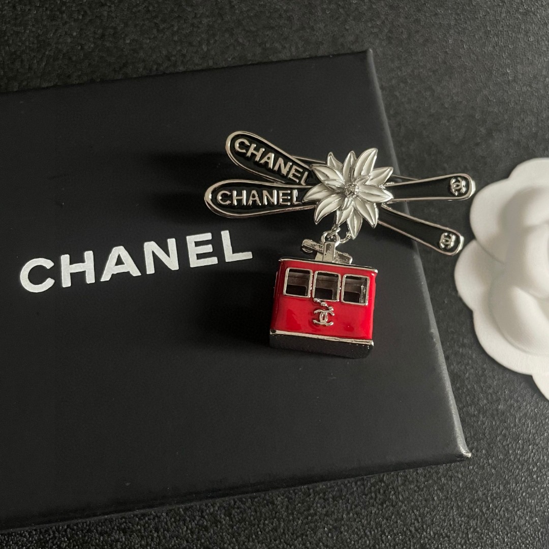  CHANEL🇫🇷小香 专柜新款同步上新香奈儿胸针，是最懂女人的饰物。那些倾注了全部心血去做自己的女人，