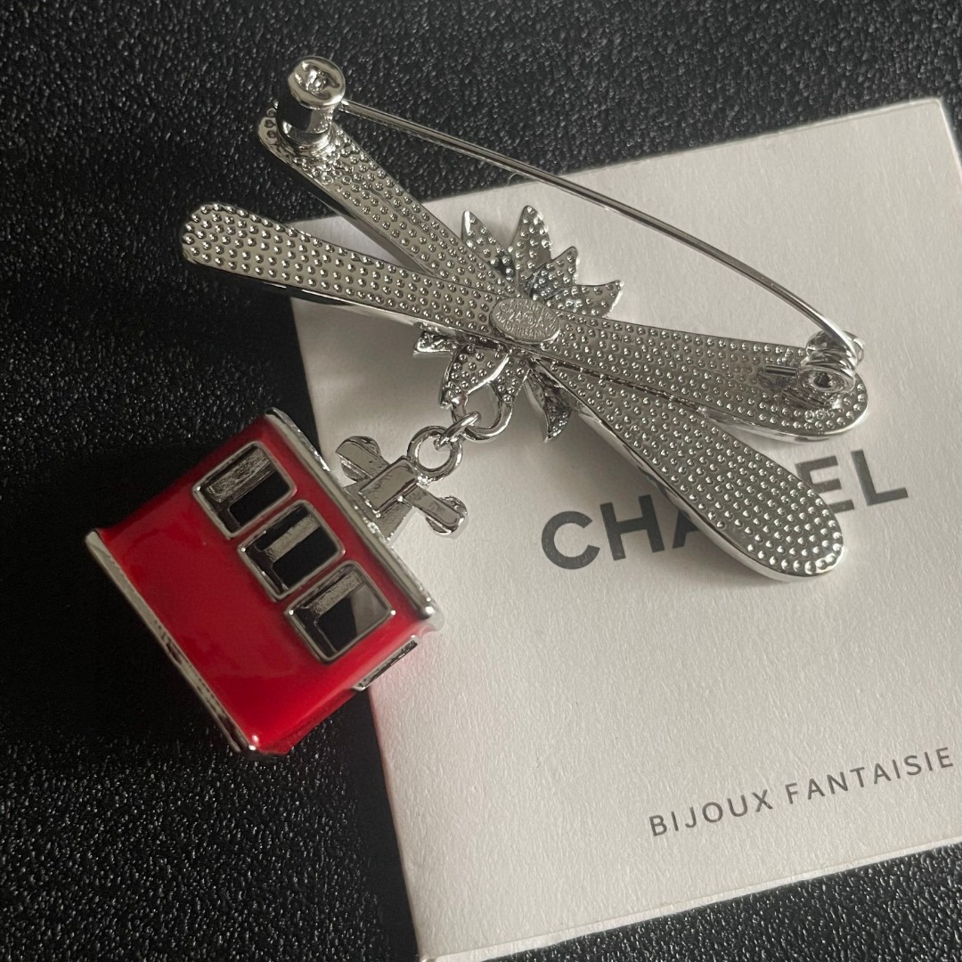  CHANEL🇫🇷小香 专柜新款同步上新香奈儿胸针，是最懂女人的饰物。那些倾注了全部心血去做自己的女人，