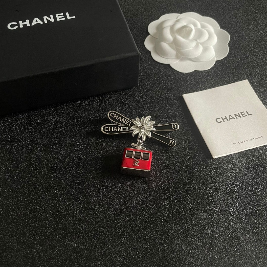  CHANEL🇫🇷小香 专柜新款同步上新香奈儿胸针，是最懂女人的饰物。那些倾注了全部心血去做自己的女人，