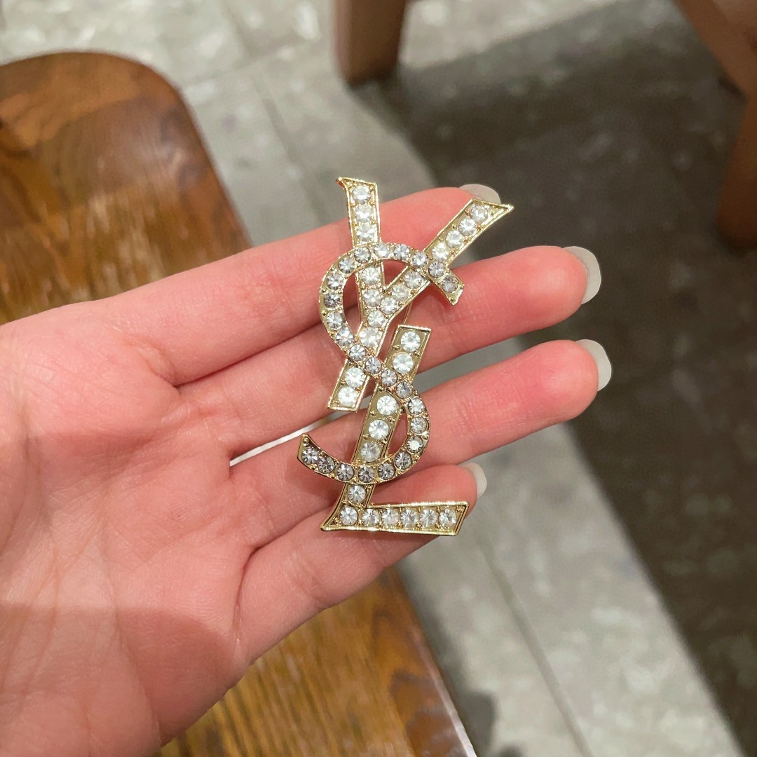  YSL圣罗兰专柜新款同步上新胸针，是最懂女人的饰物。那些倾注了全部心血去做自己的女人，往往更珍惜胸针的