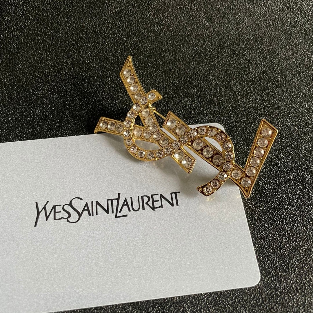  YSL圣罗兰专柜新款同步上新胸针，是最懂女人的饰物。那些倾注了全部心血去做自己的女人，往往更珍惜胸针的