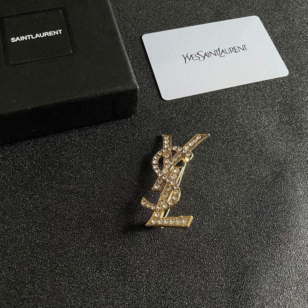  YSL圣罗兰专柜新款同步上新胸针，是最懂女人的饰物。那些倾注了全部心血去做自己的女人，往往更珍惜胸针的