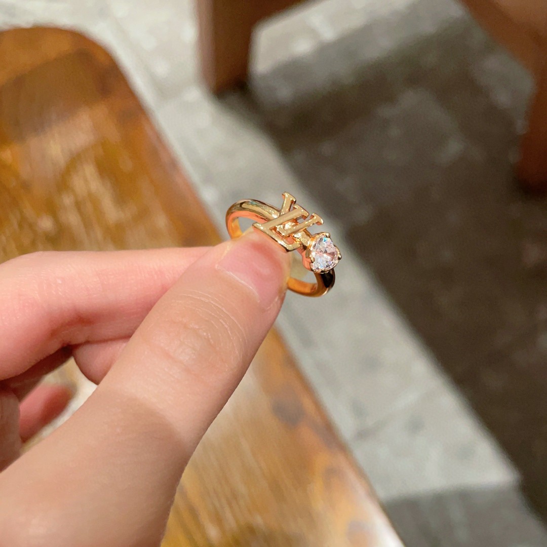 💗新款LV路易威登LouisVuitton进口水钻锆石系列造型戒指！夏天必备款🥰一戴就忍不住想夸的一款，