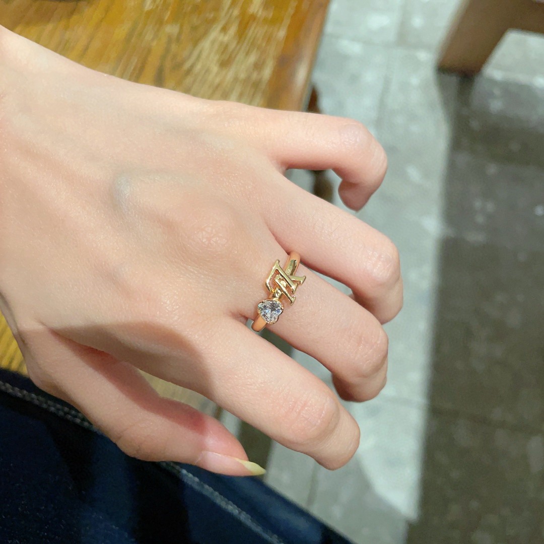 💗新款LV路易威登LouisVuitton进口水钻锆石系列造型戒指！夏天必备款🥰一戴就忍不住想夸的一款，