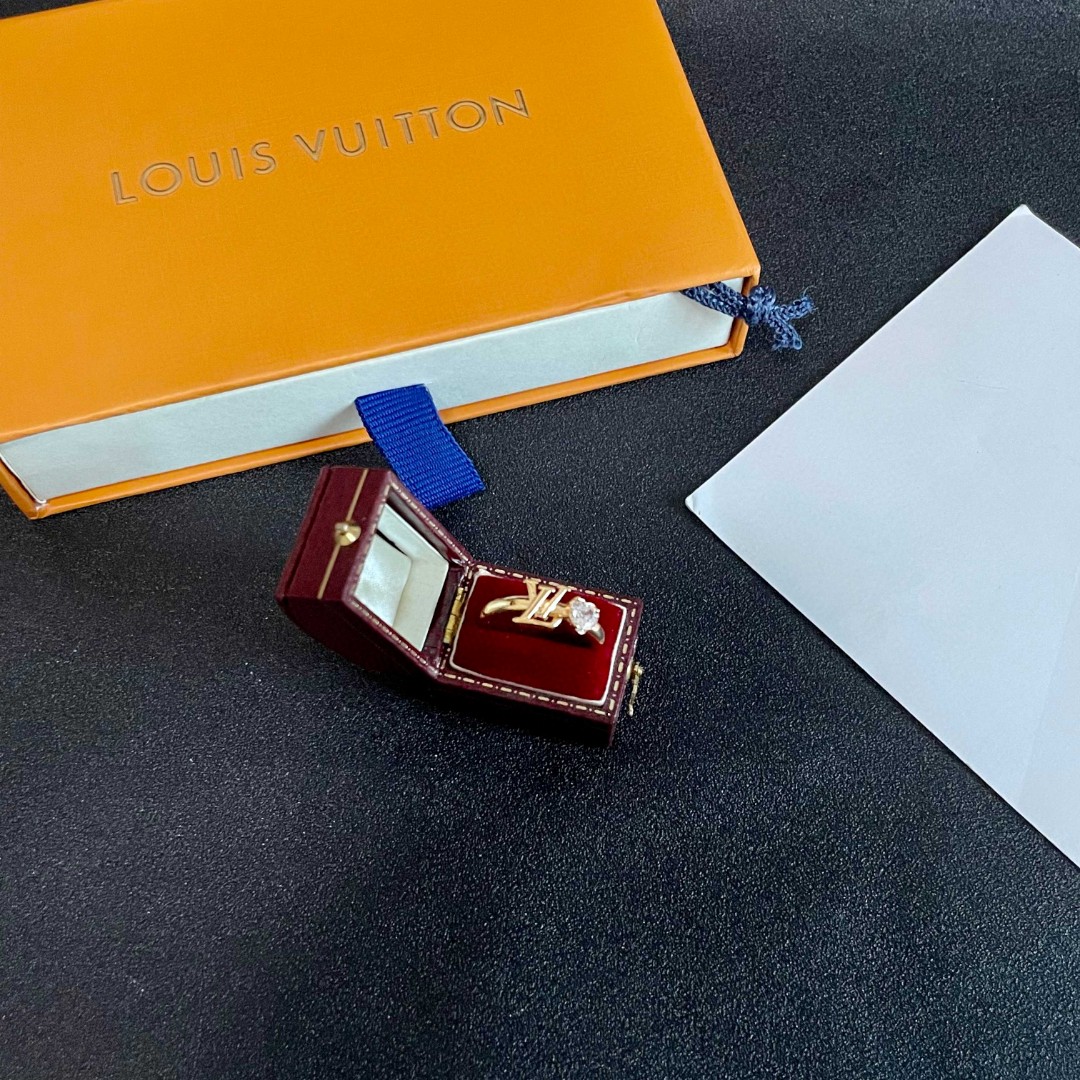 💗新款LV路易威登LouisVuitton进口水钻锆石系列造型戒指！夏天必备款🥰一戴就忍不住想夸的一款，
