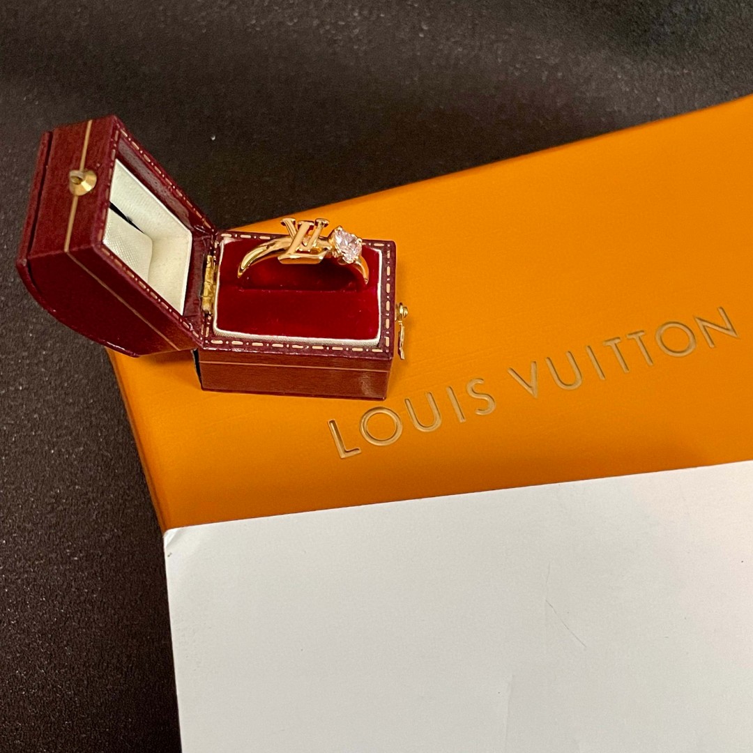 💗新款LV路易威登LouisVuitton进口水钻锆石系列造型戒指！夏天必备款🥰一戴就忍不住想夸的一款，