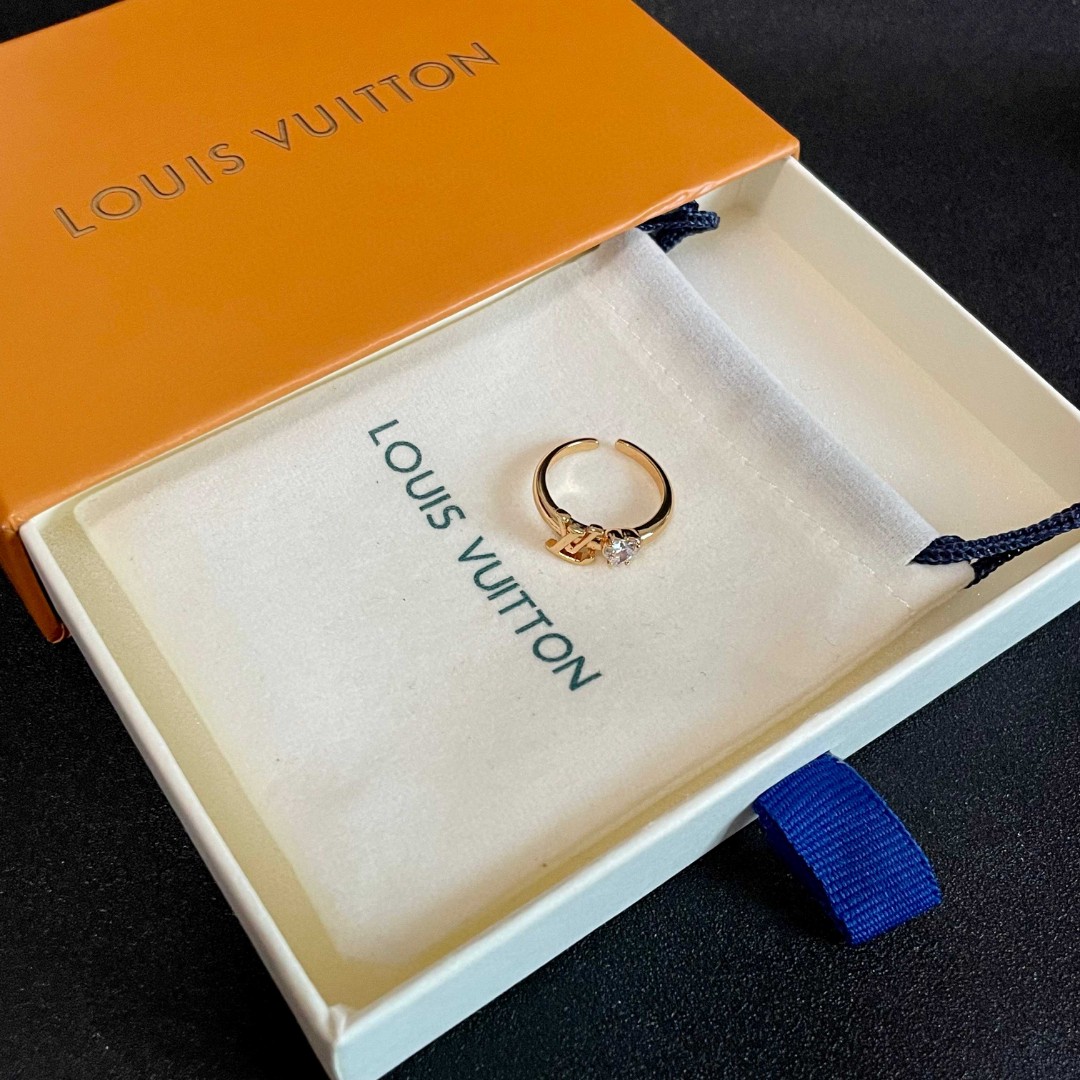 💗新款LV路易威登LouisVuitton进口水钻锆石系列造型戒指！夏天必备款🥰一戴就忍不住想夸的一款，