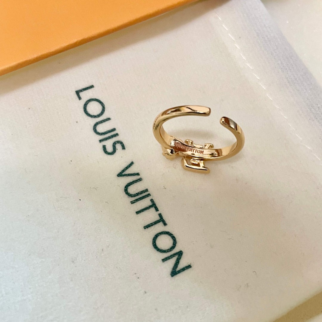 💗新款LV路易威登LouisVuitton进口水钻锆石系列造型戒指！夏天必备款🥰一戴就忍不住想夸的一款，