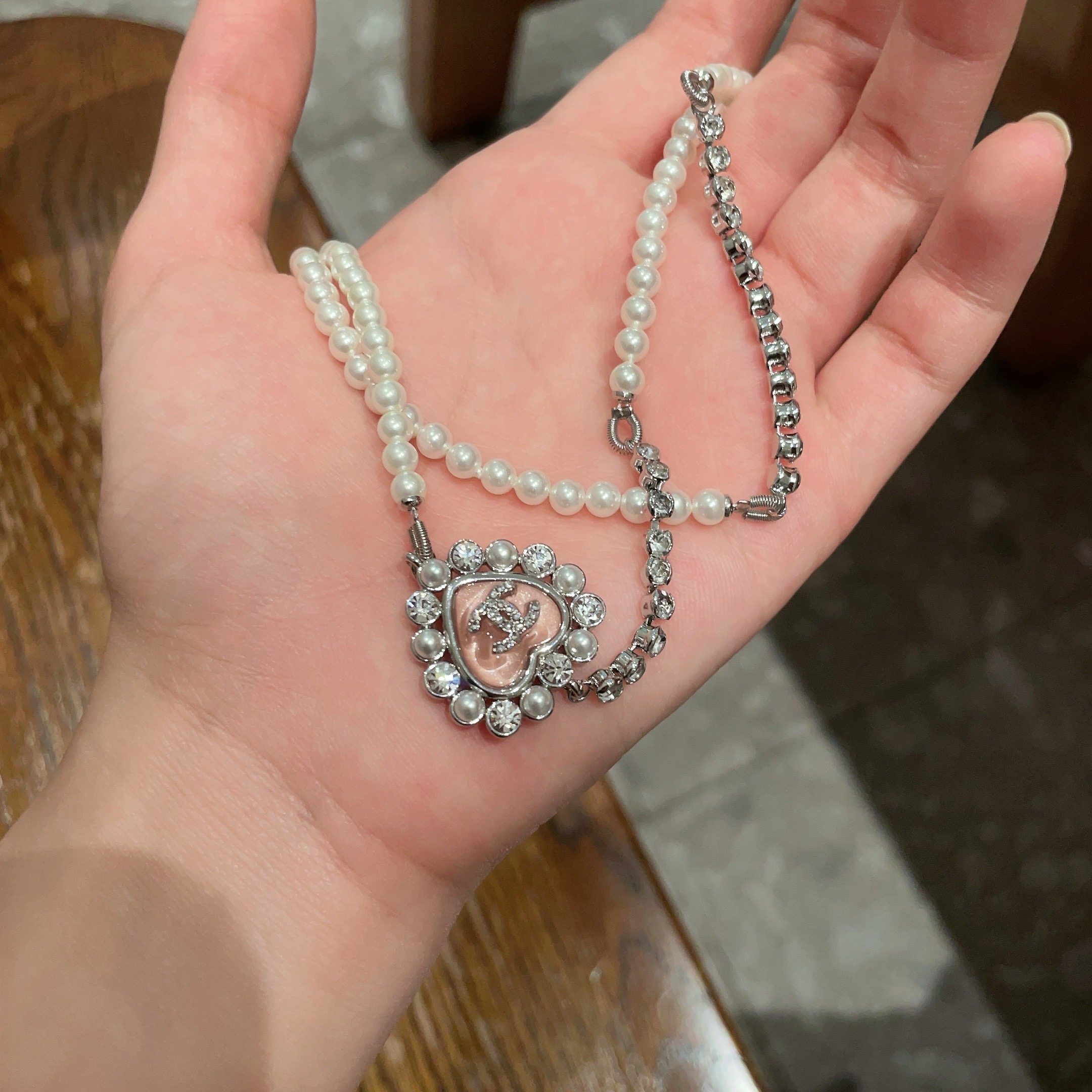  Chanel香奈儿 中古 字母项链👀小香家的款式真心无需多介绍😘🎶每一款都超好看，精致大方，非常显气质