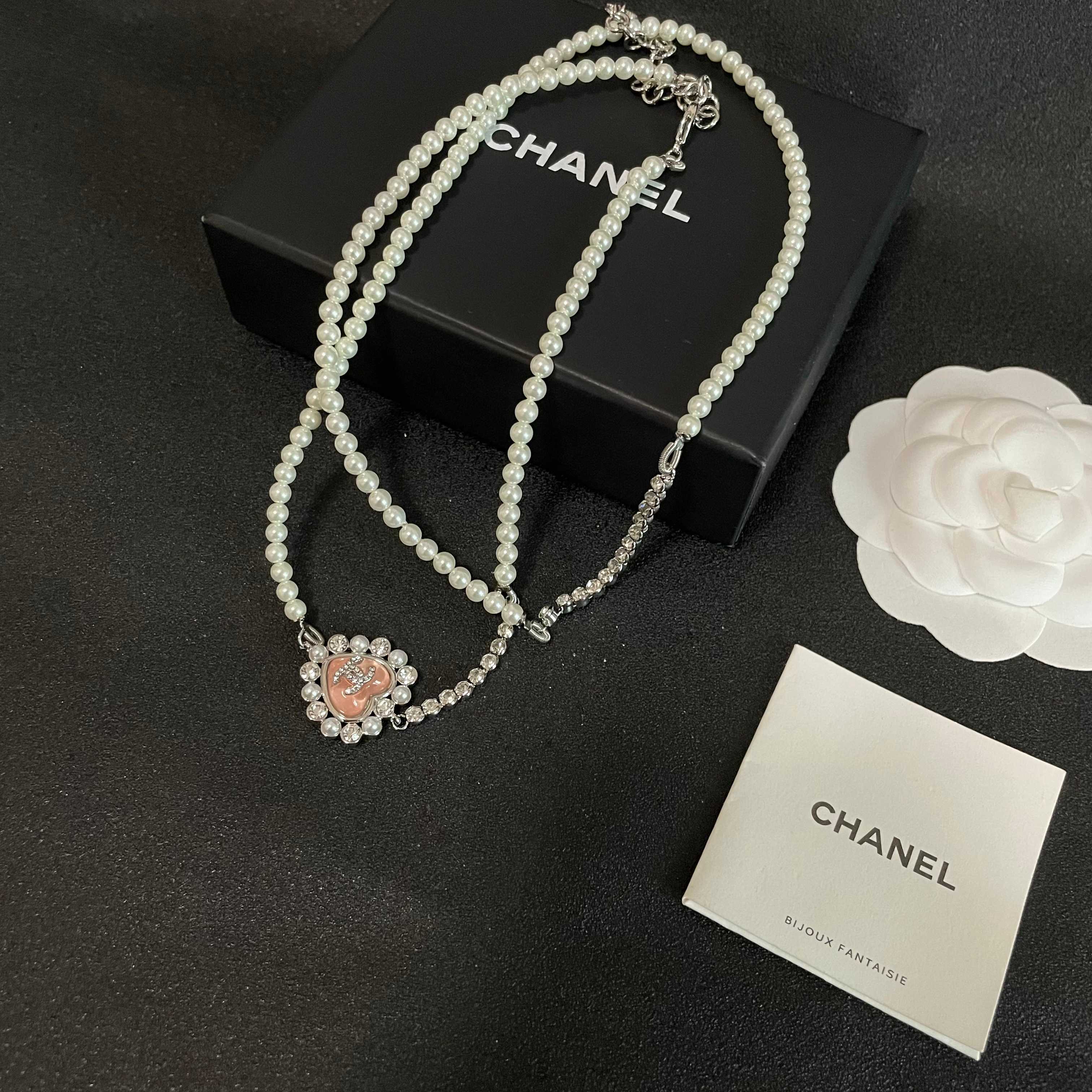  Chanel香奈儿 中古 字母项链👀小香家的款式真心无需多介绍😘🎶每一款都超好看，精致大方，非常显气质