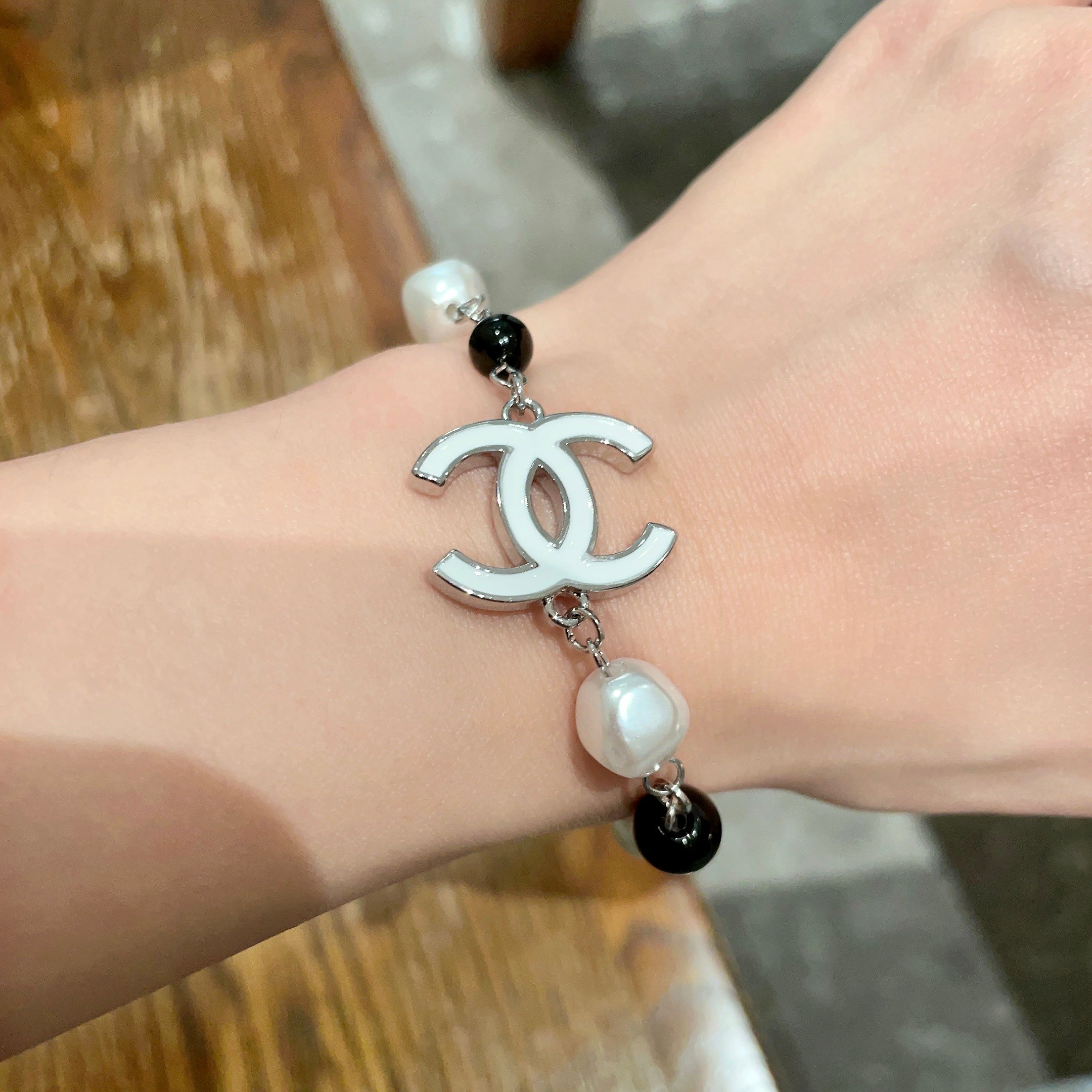  Chanel香奈儿 中古 字母手链👀小香家的款式真心无需多介绍😘🎶每一款都超好看，精致大方，非常显气质