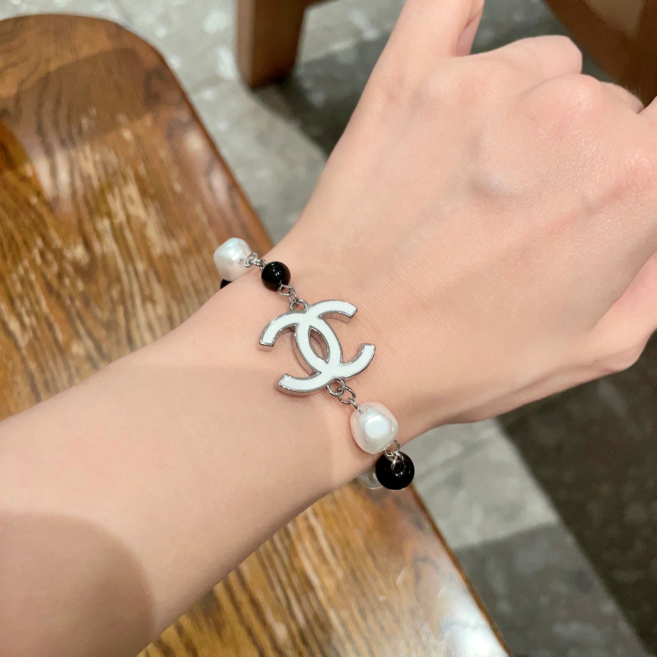  Chanel香奈儿 中古 字母手链👀小香家的款式真心无需多介绍😘🎶每一款都超好看，精致大方，非常显气质