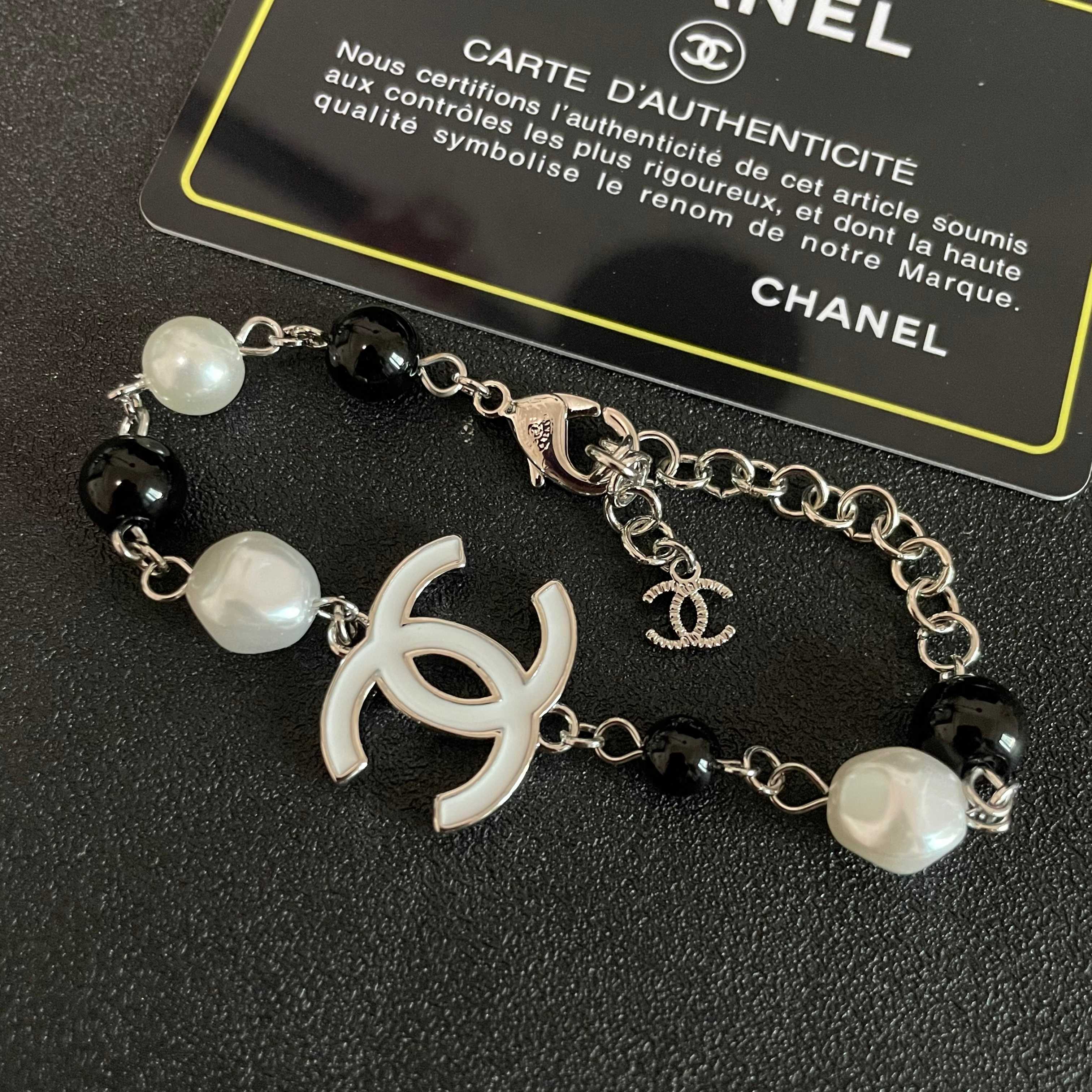  Chanel香奈儿 中古 字母手链👀小香家的款式真心无需多介绍😘🎶每一款都超好看，精致大方，非常显气质