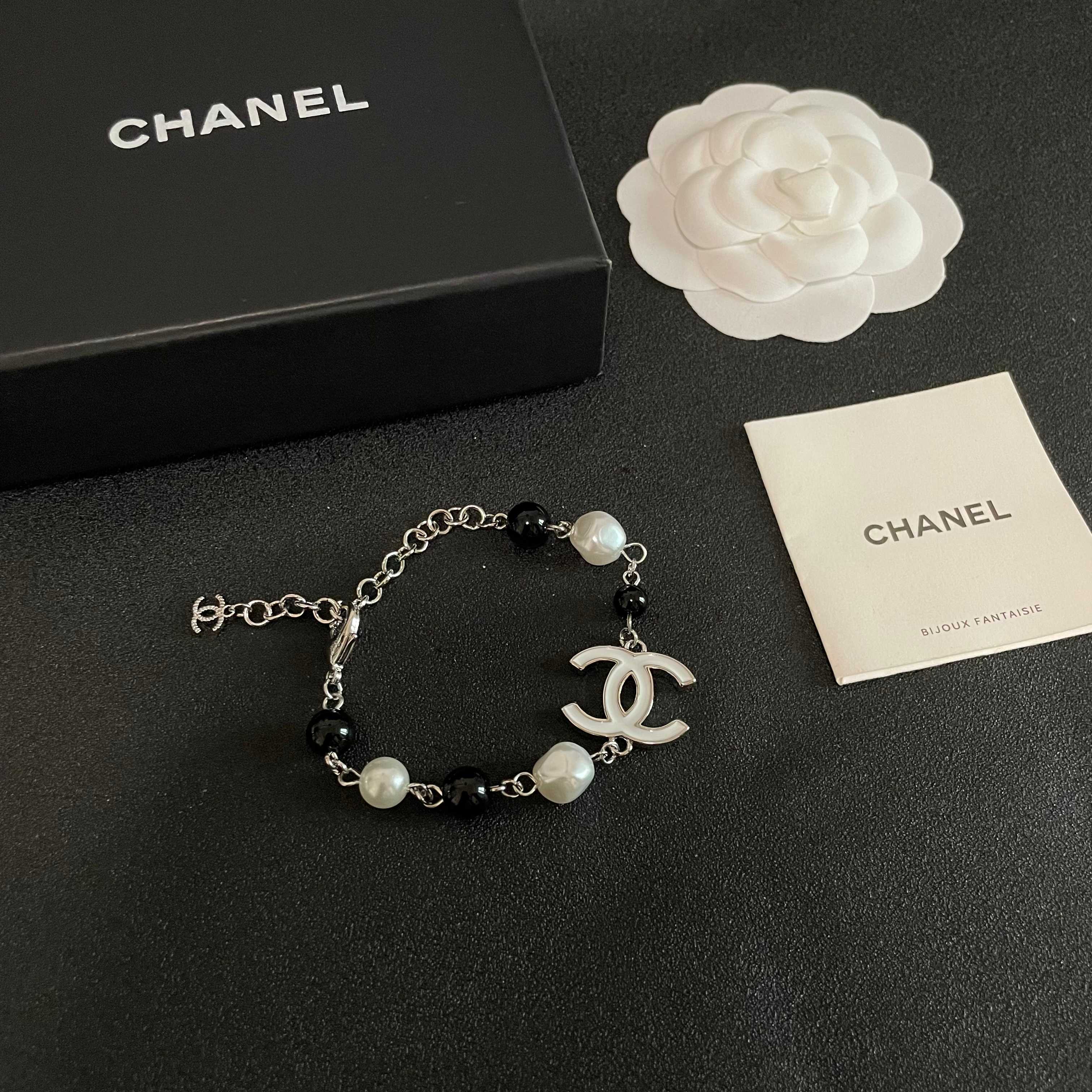  Chanel香奈儿 中古 字母手链👀小香家的款式真心无需多介绍😘🎶每一款都超好看，精致大方，非常显气质