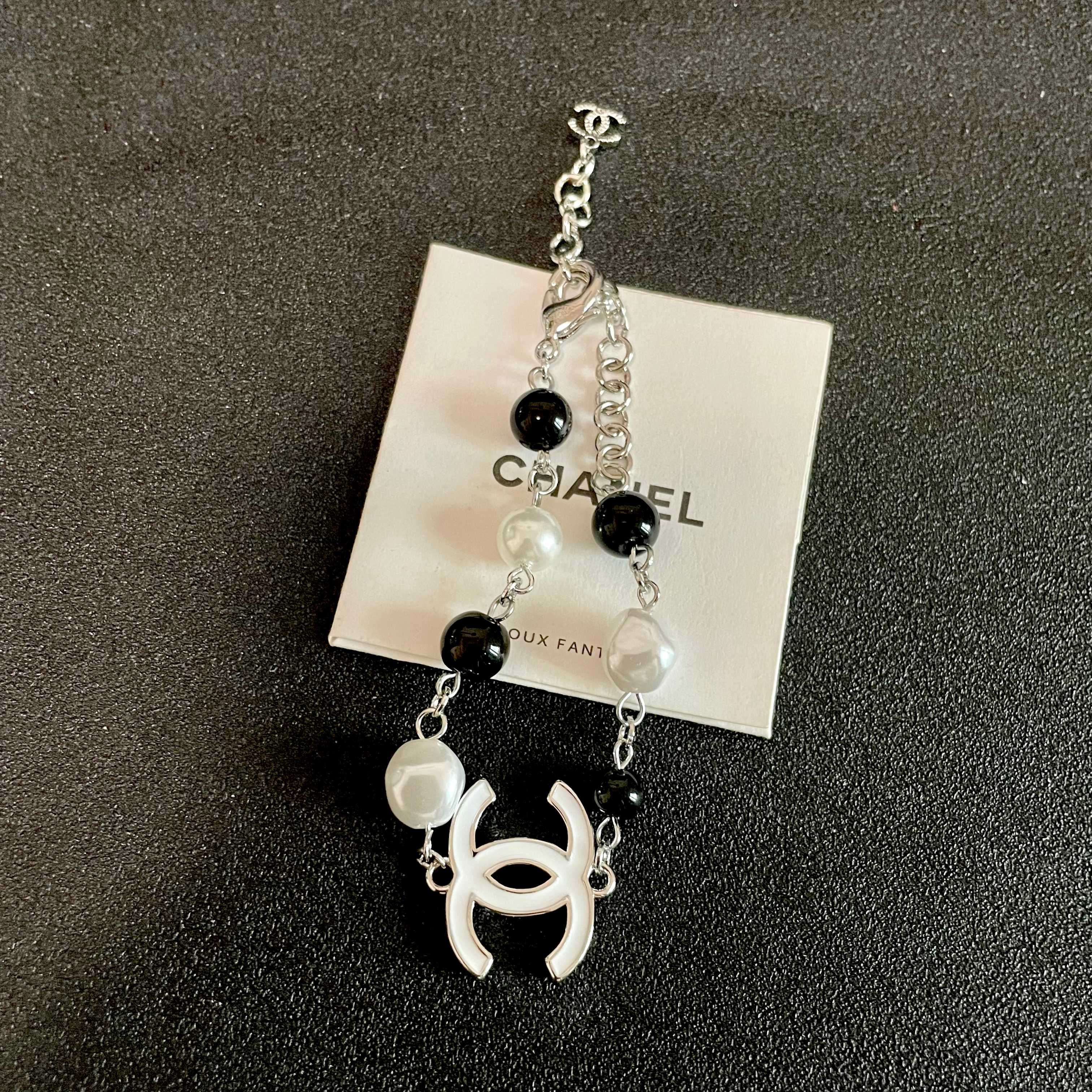  Chanel香奈儿 中古 字母手链👀小香家的款式真心无需多介绍😘🎶每一款都超好看，精致大方，非常显气质