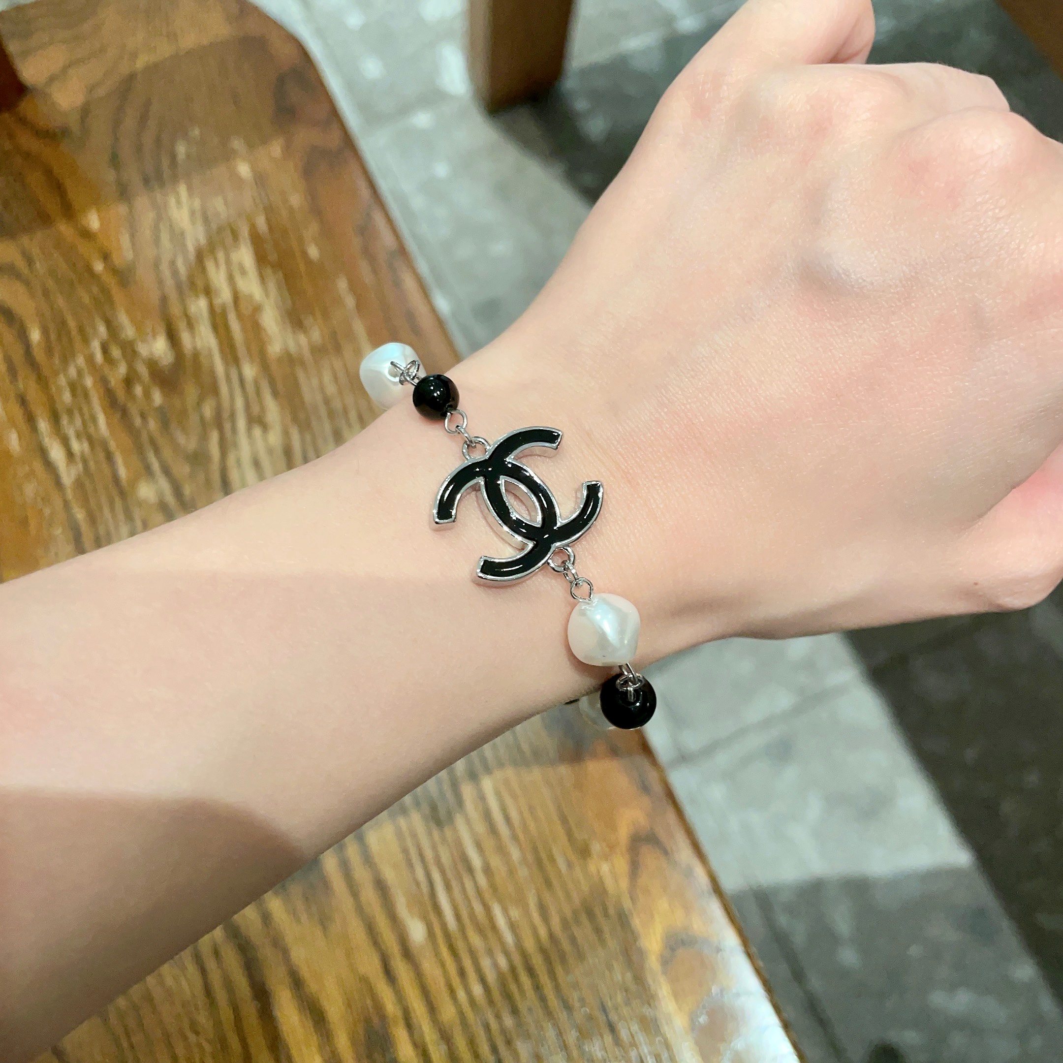  Chanel香奈儿 中古 字母手链👀小香家的款式真心无需多介绍😘🎶每一款都超好看，精致大方，非常显气质