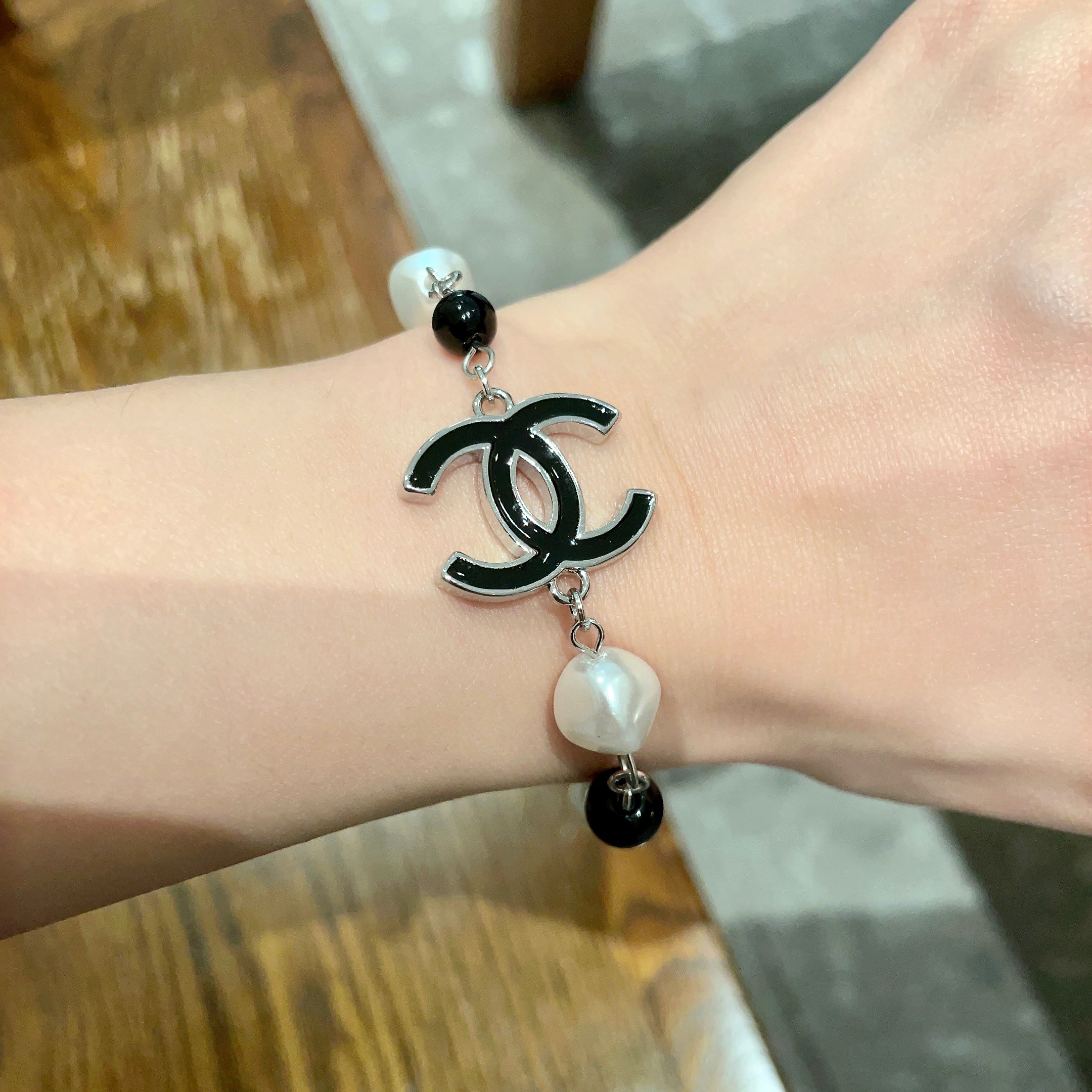  Chanel香奈儿 中古 字母手链👀小香家的款式真心无需多介绍😘🎶每一款都超好看，精致大方，非常显气质