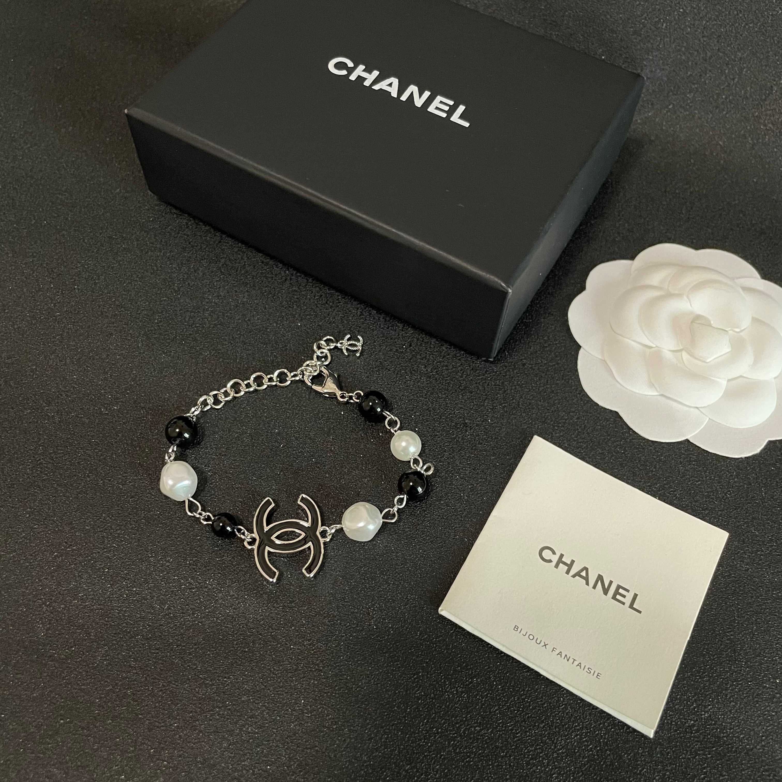  Chanel香奈儿 中古 字母手链👀小香家的款式真心无需多介绍😘🎶每一款都超好看，精致大方，非常显气质