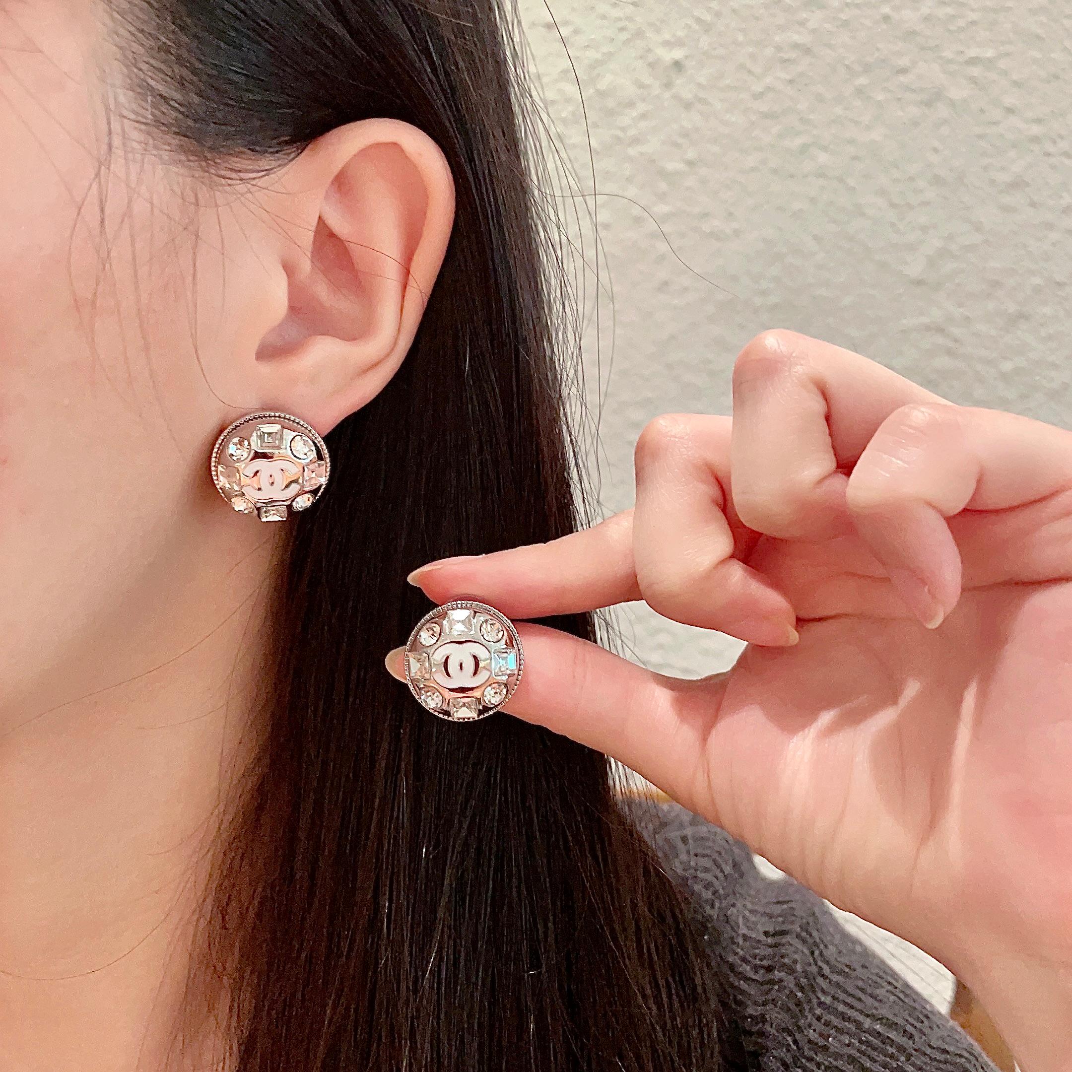  Chanel香奈儿 中古 双C耳钉👀小香家的款式真心无需多介绍😘🎶每一款都超好看，精致大方，非常显气质