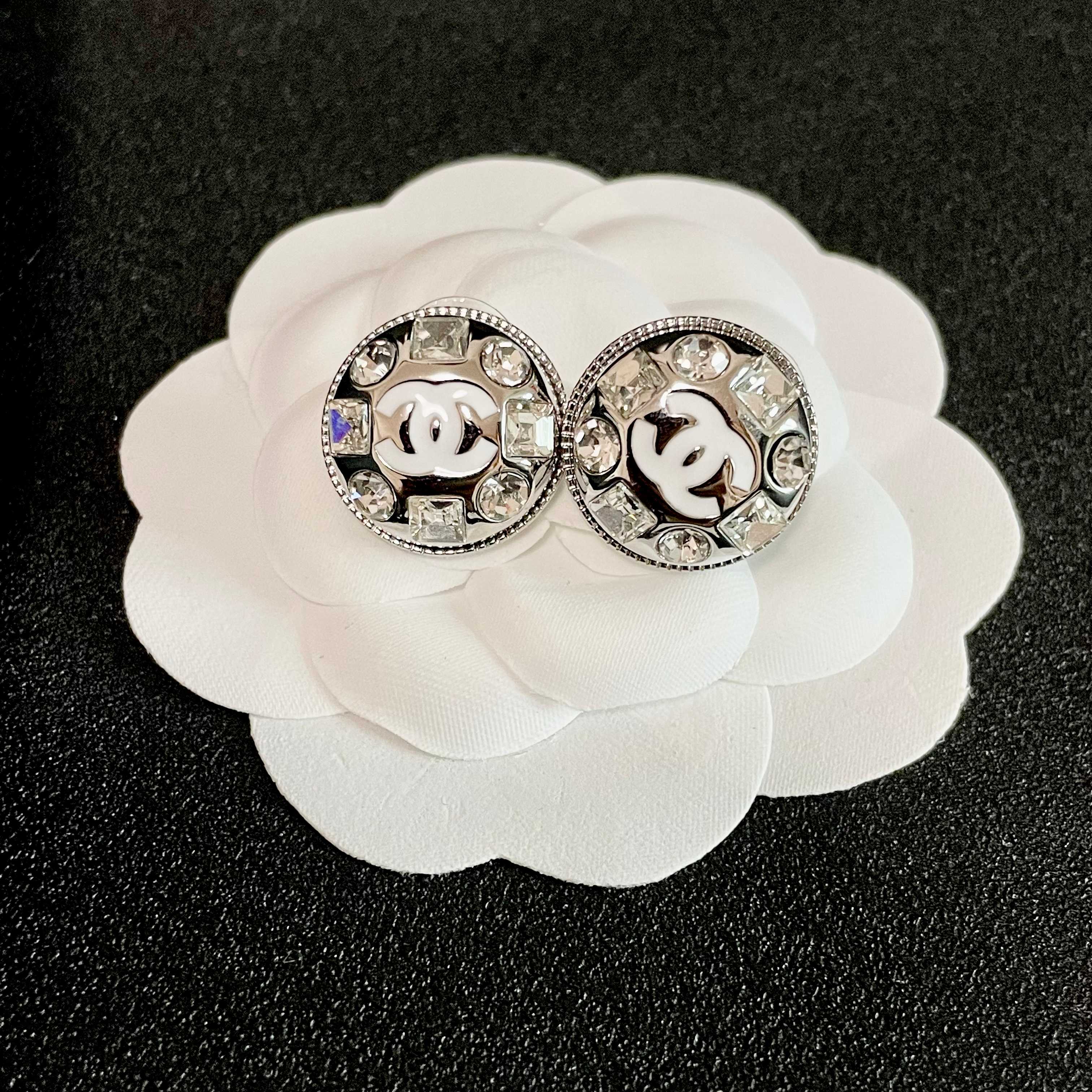  Chanel香奈儿 中古 双C耳钉👀小香家的款式真心无需多介绍😘🎶每一款都超好看，精致大方，非常显气质