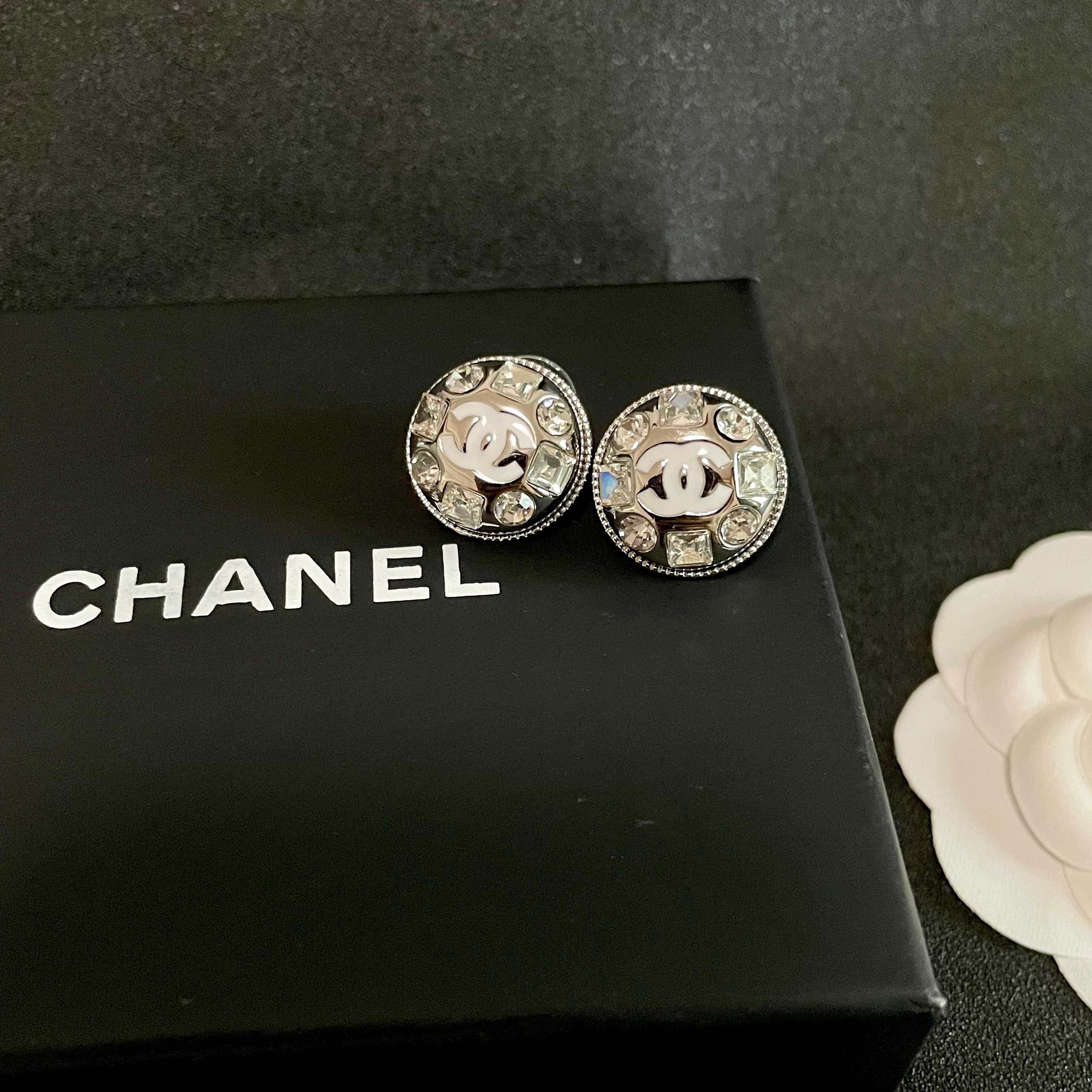  Chanel香奈儿 中古 双C耳钉👀小香家的款式真心无需多介绍😘🎶每一款都超好看，精致大方，非常显气质