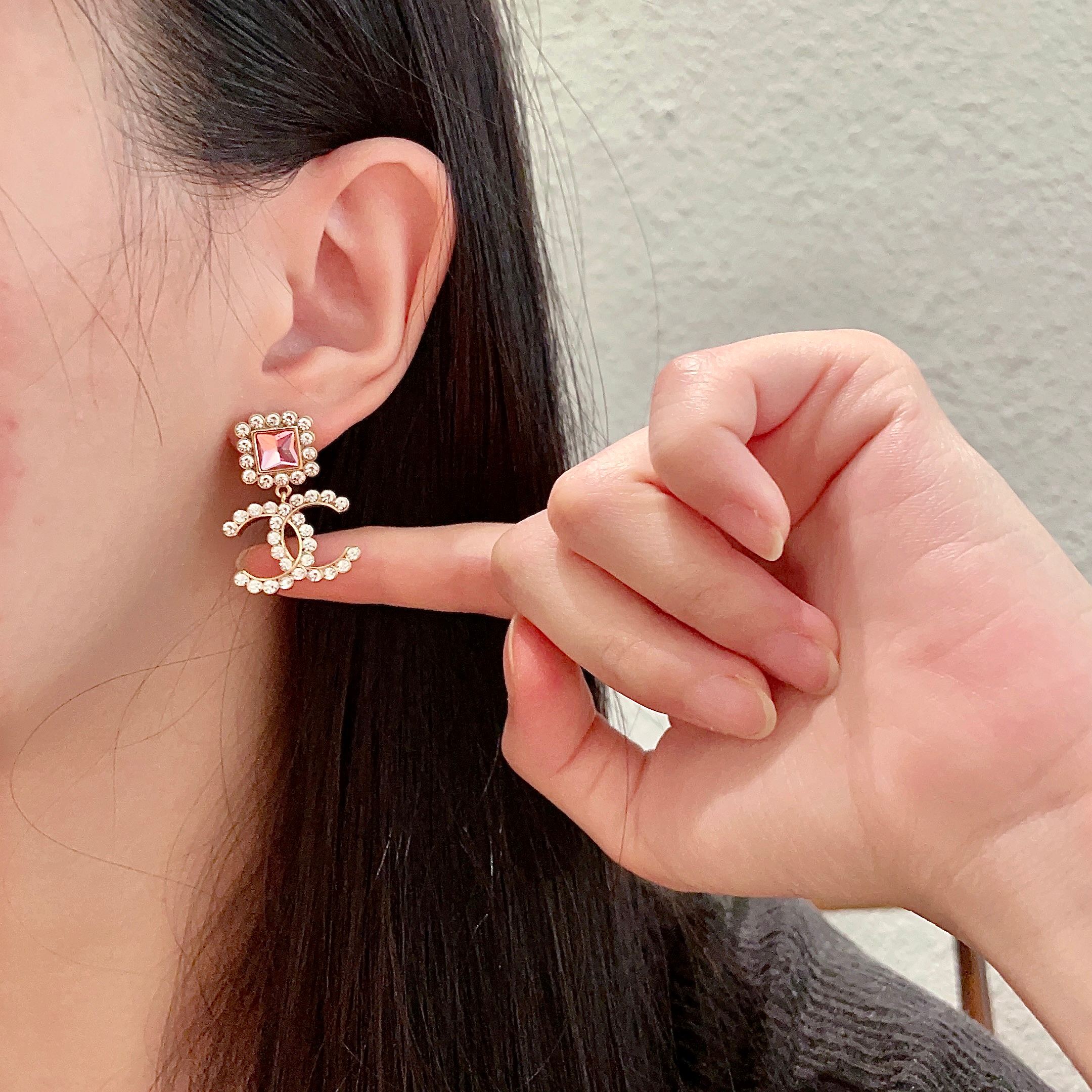  Chanel香奈儿 中古 双C耳钉👀小香家的款式真心无需多介绍😘🎶每一款都超好看，精致大方，非常显气质