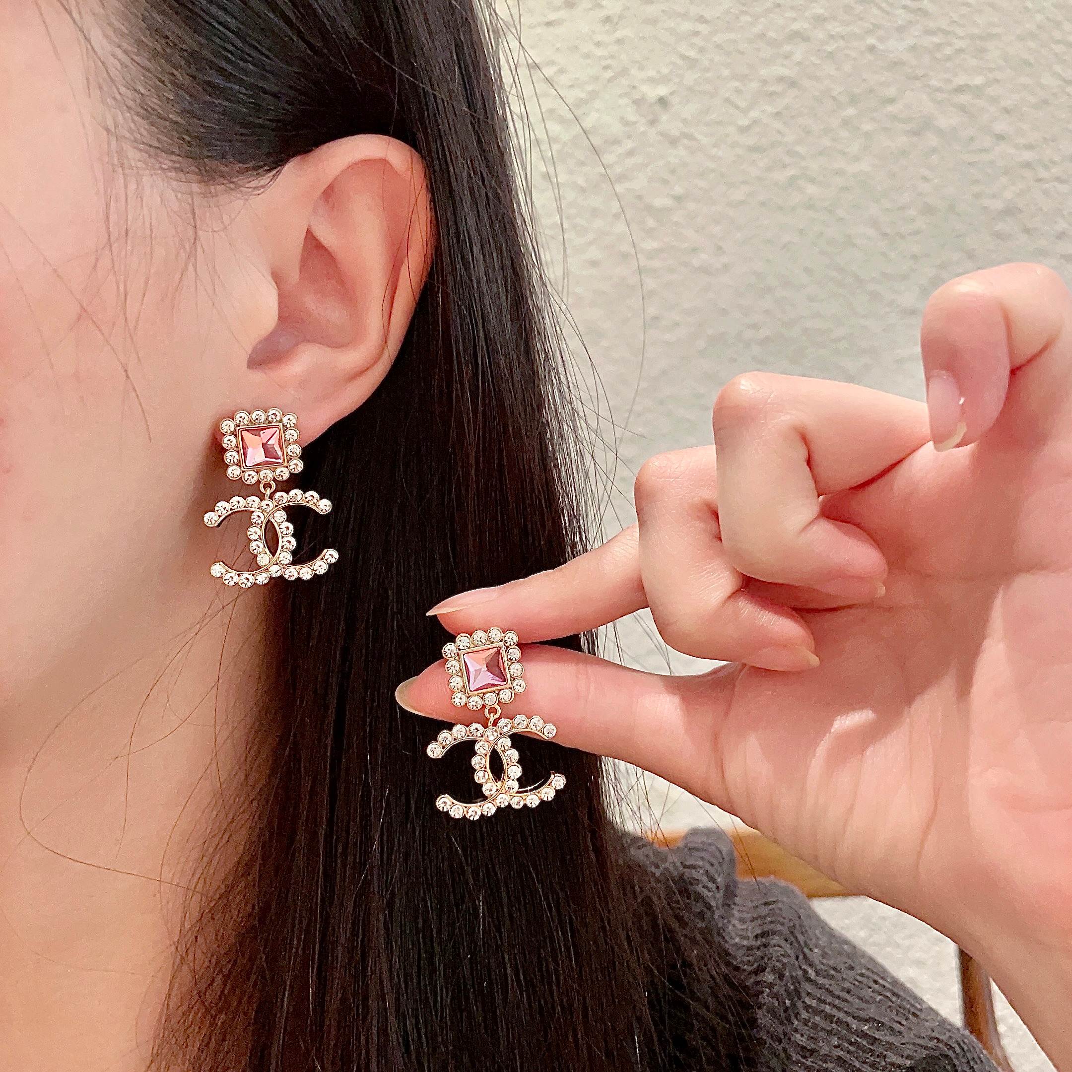  Chanel香奈儿 中古 双C耳钉👀小香家的款式真心无需多介绍😘🎶每一款都超好看，精致大方，非常显气质