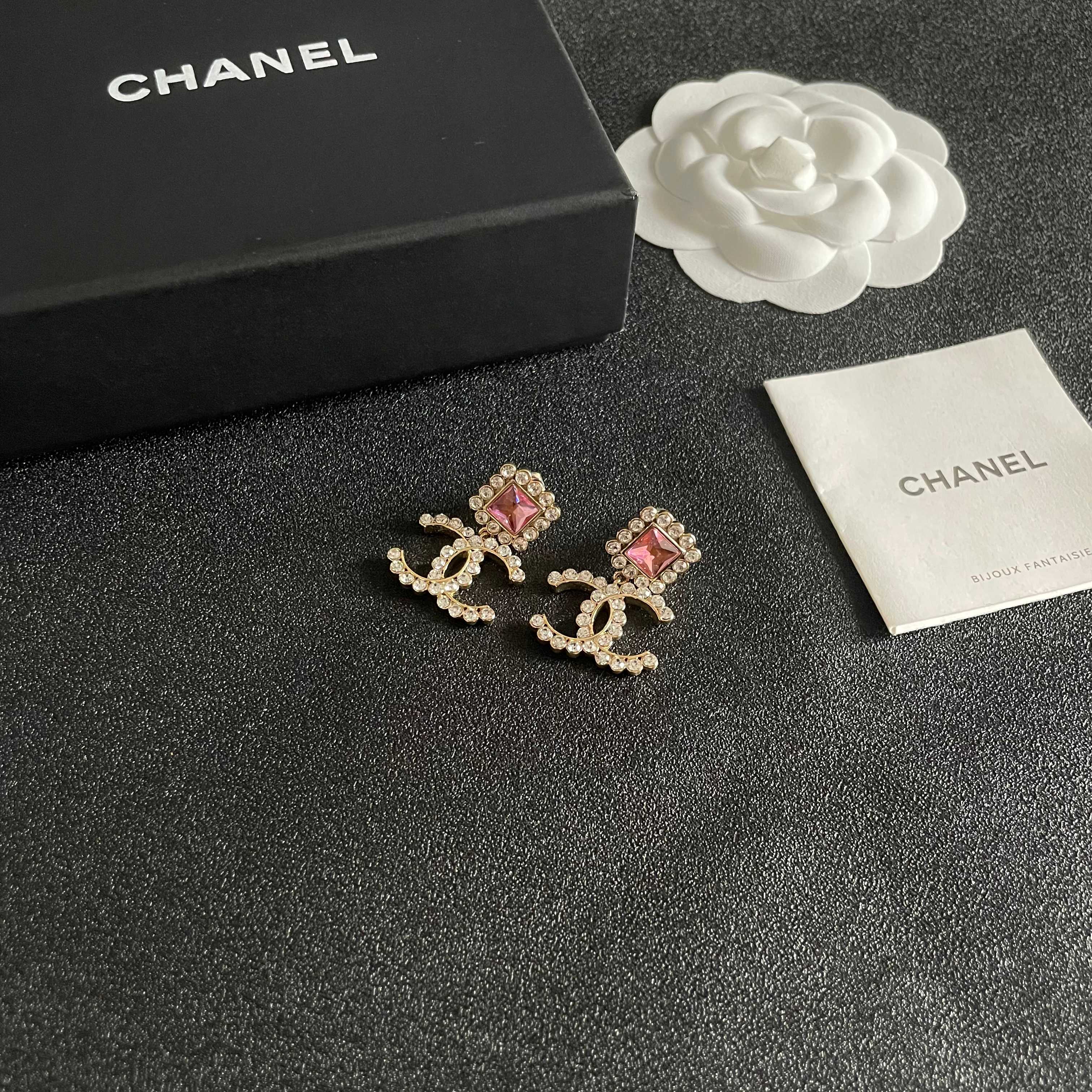  Chanel香奈儿 中古 双C耳钉👀小香家的款式真心无需多介绍😘🎶每一款都超好看，精致大方，非常显气质