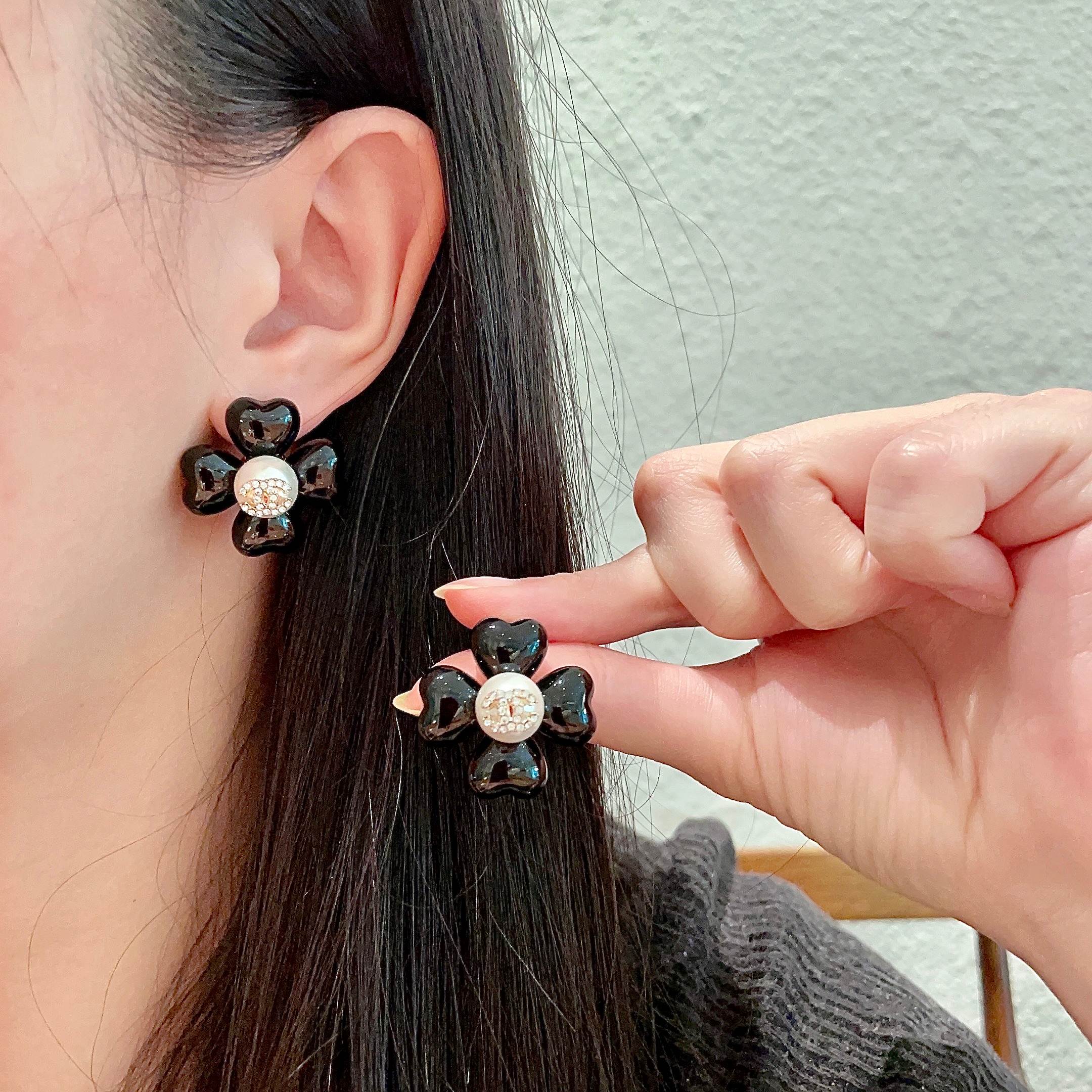  Chanel香奈儿 中古 双C耳钉👀小香家的款式真心无需多介绍😘🎶每一款都超好看，精致大方，非常显气质