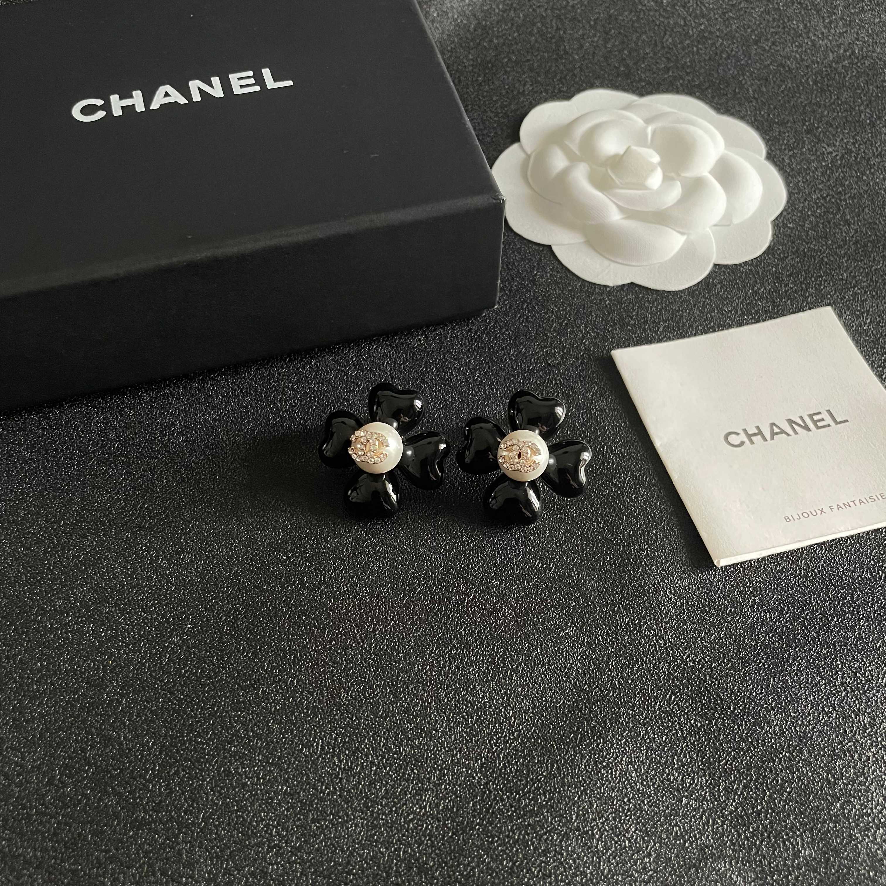  Chanel香奈儿 中古 双C耳钉👀小香家的款式真心无需多介绍😘🎶每一款都超好看，精致大方，非常显气质