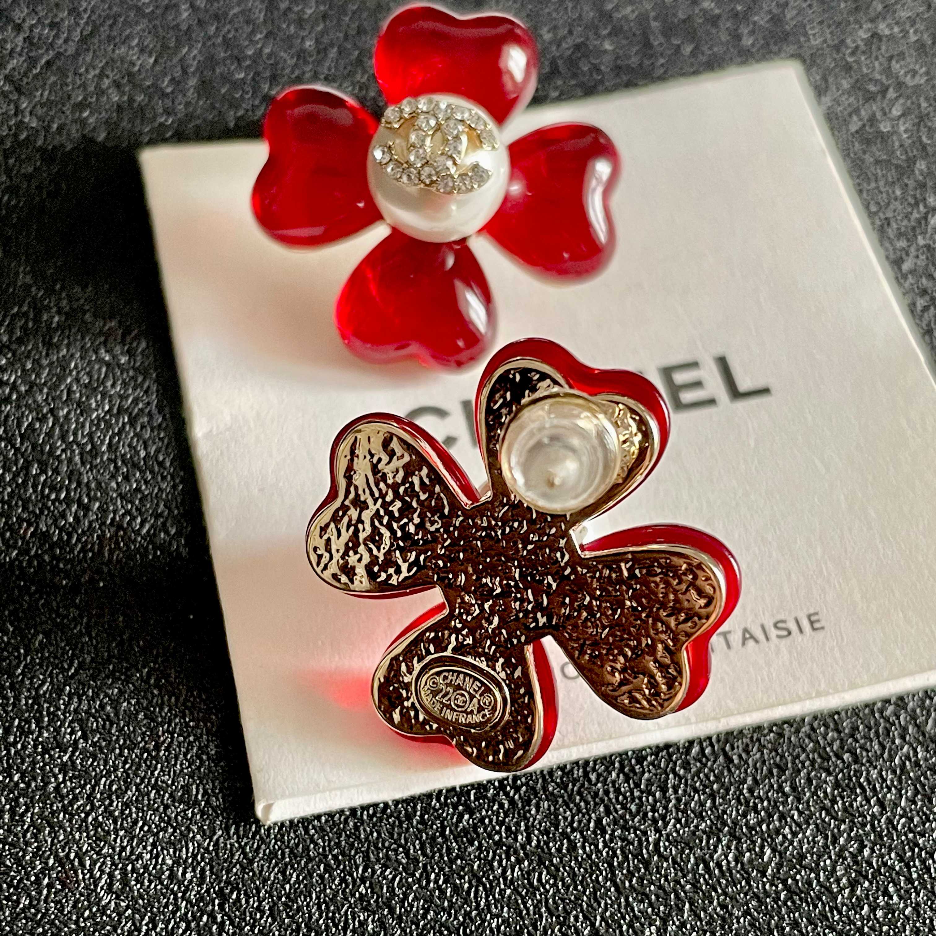  Chanel香奈儿 中古 双C耳钉👀小香家的款式真心无需多介绍😘🎶每一款都超好看，精致大方，非常显气质
